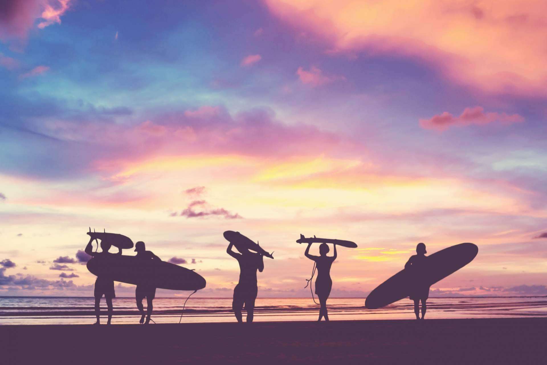 El surf camp para adultos de Watsay en la playa de Berria