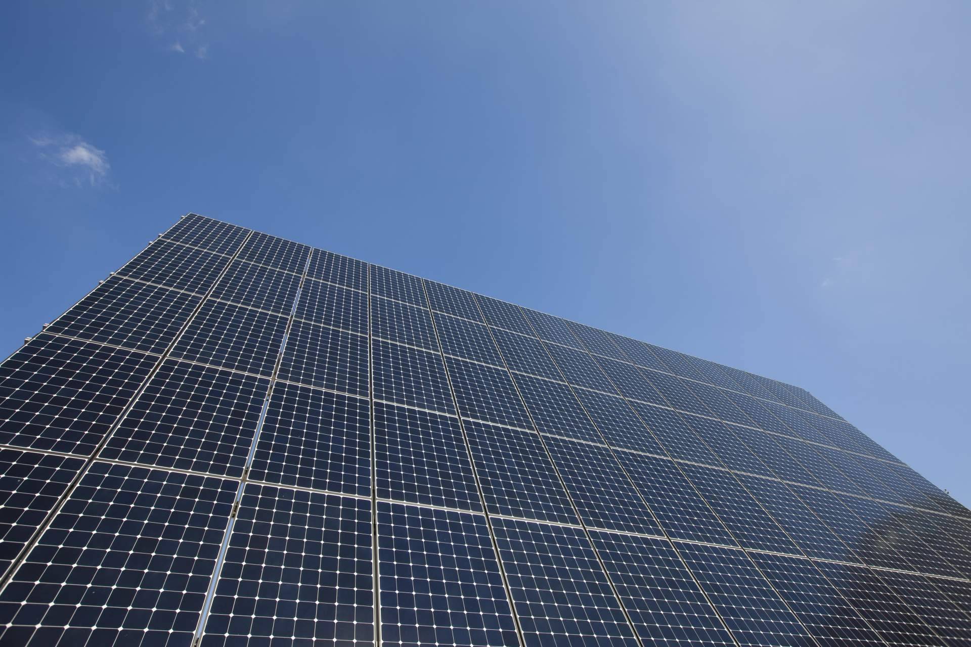 Instalación de paneles solares en fachadas, por Sud Renovables