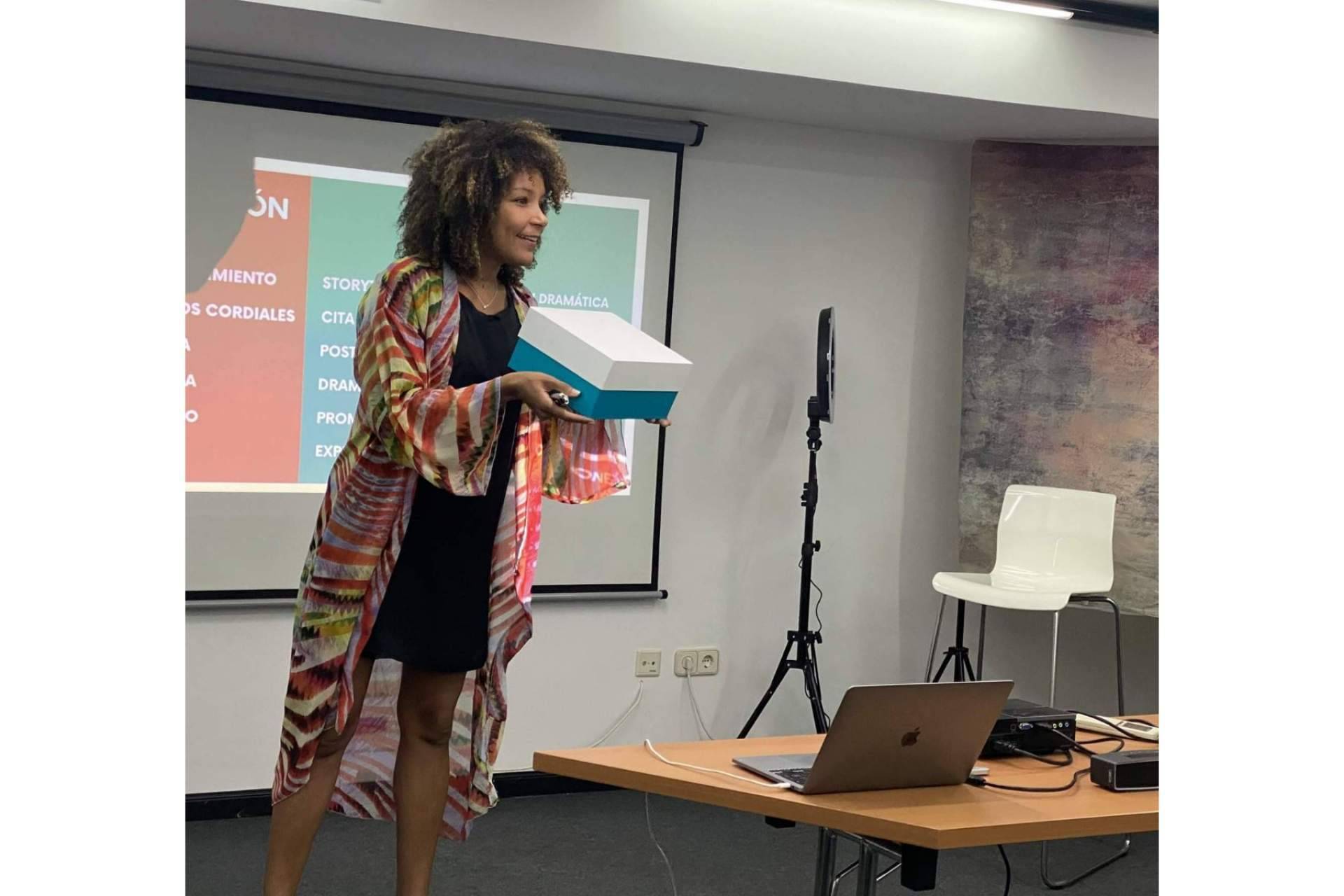 Las empresas valoran más a los profesionales que saben hablar en público, garantiza Esther Nguema