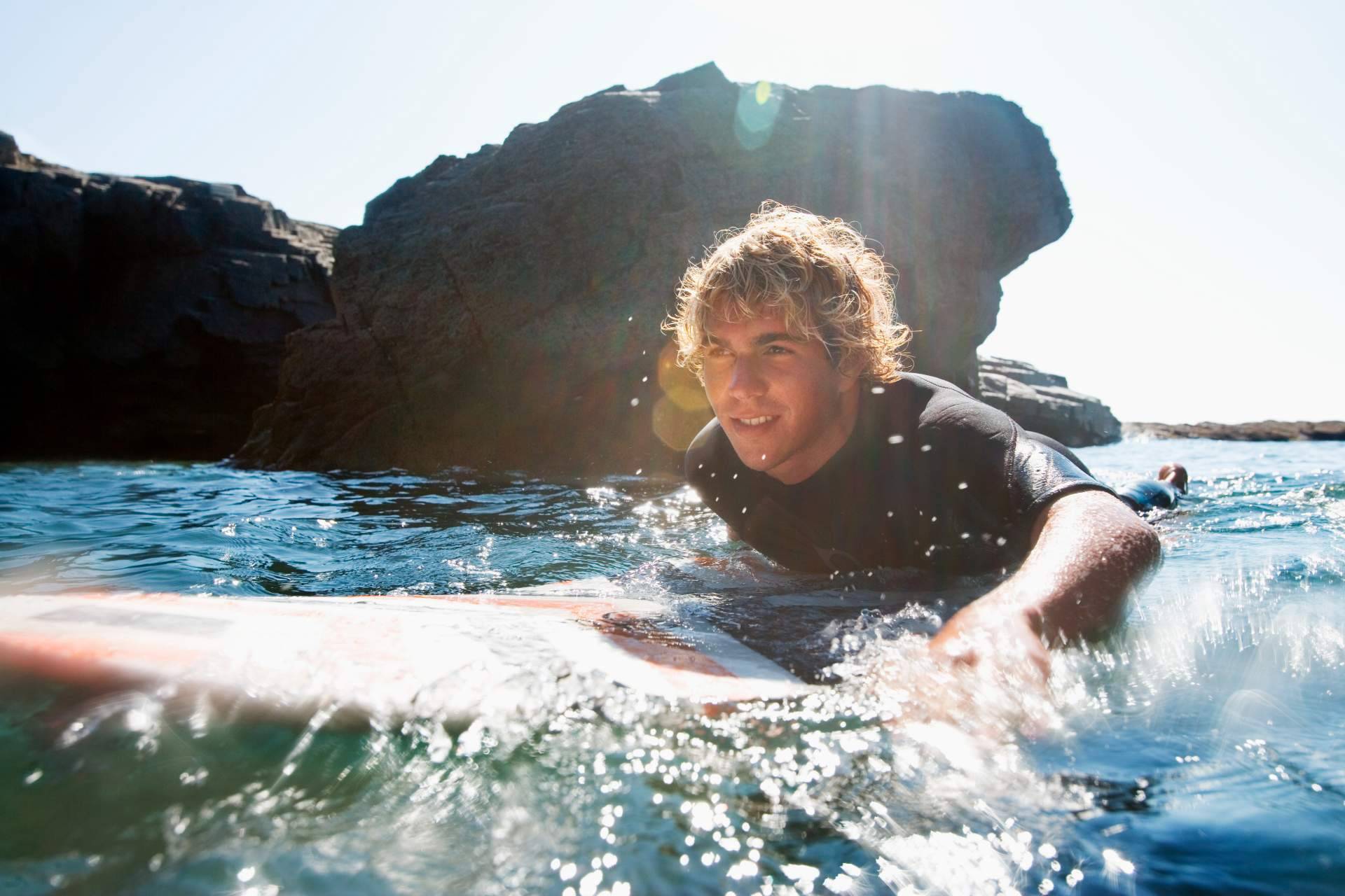 El campamento de surf ubicado en Cantabria Ajo Natura cuenta con más de 30 años de experiencia en la instrucción de este deporte