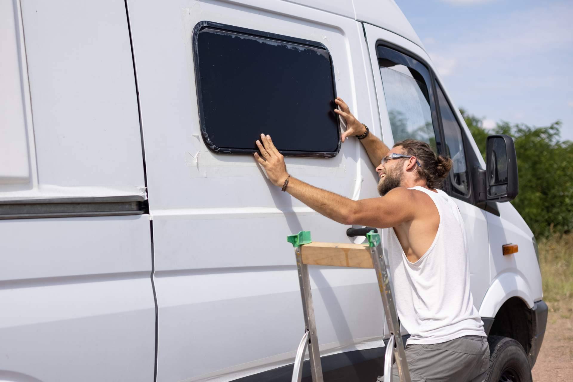 ¿Cómo proteger las ventanas de las autocaravanas? El oscurecedor y mosquitera de Baie-Car