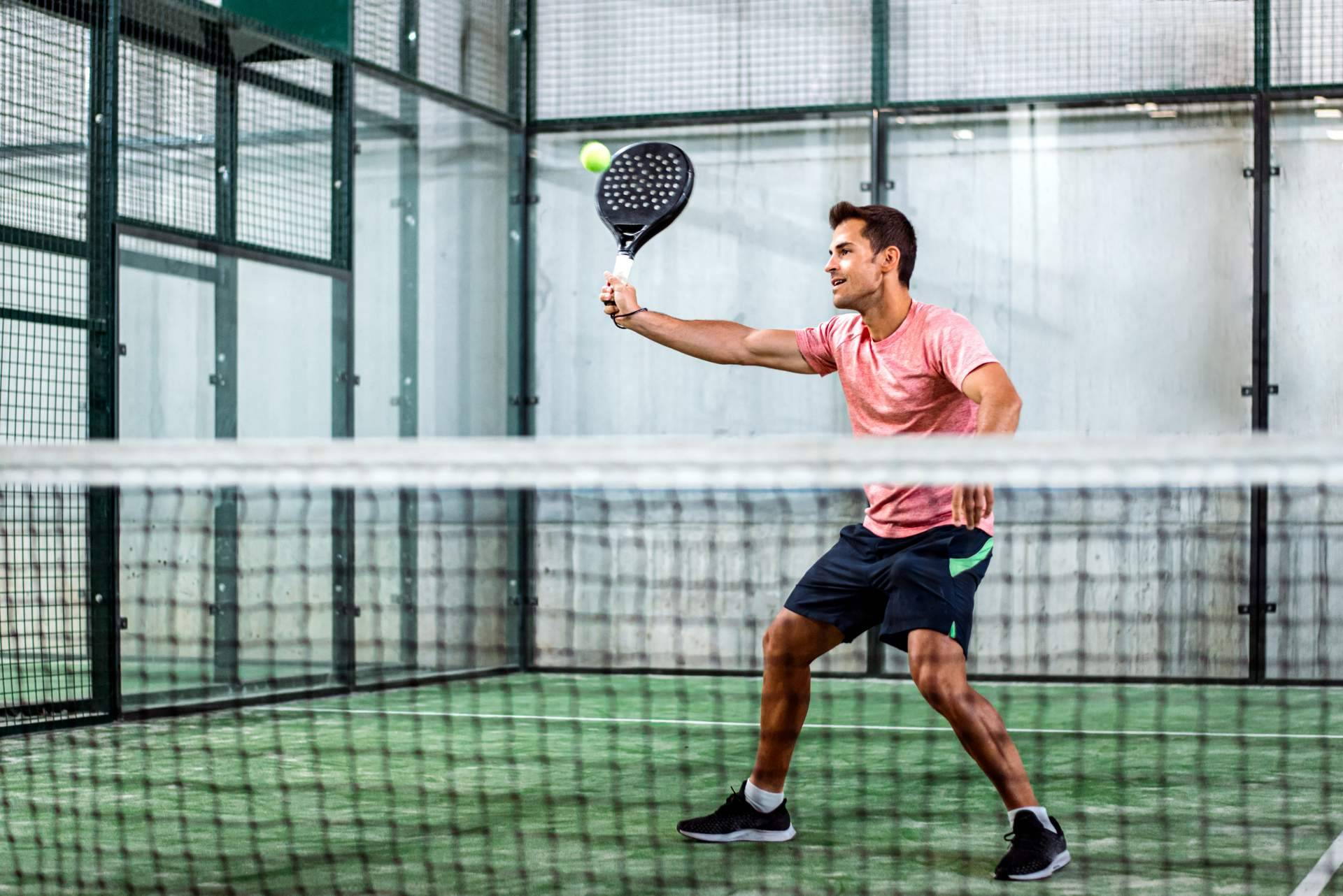 SPORT AND TREND dispone de bolas de pádel y palas de pádel para todos los niveles