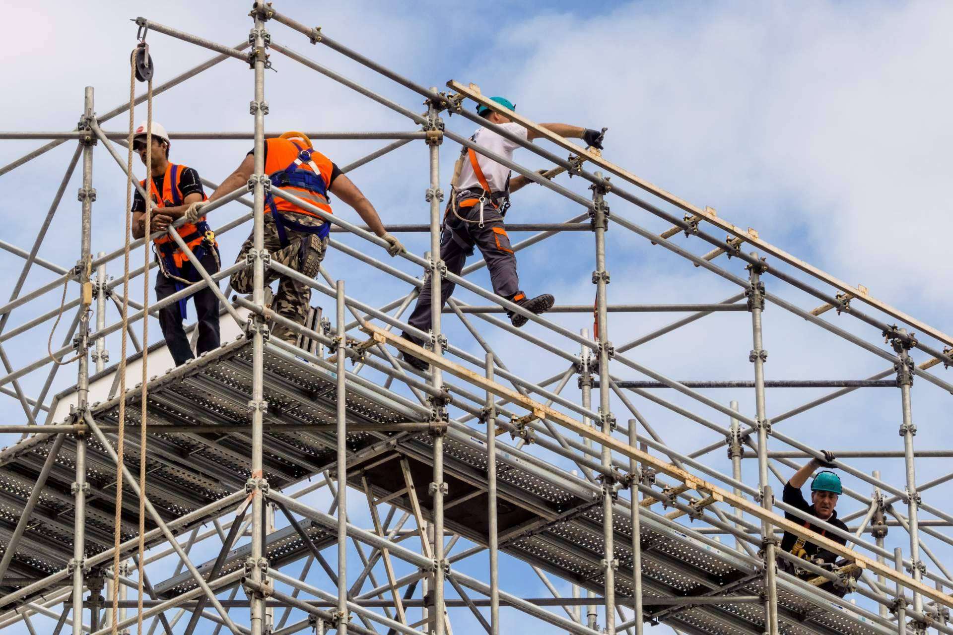 Las ramificaciones legales a las que se enfrentan los contratistas debido a la escasez de mano de obra en la construcción