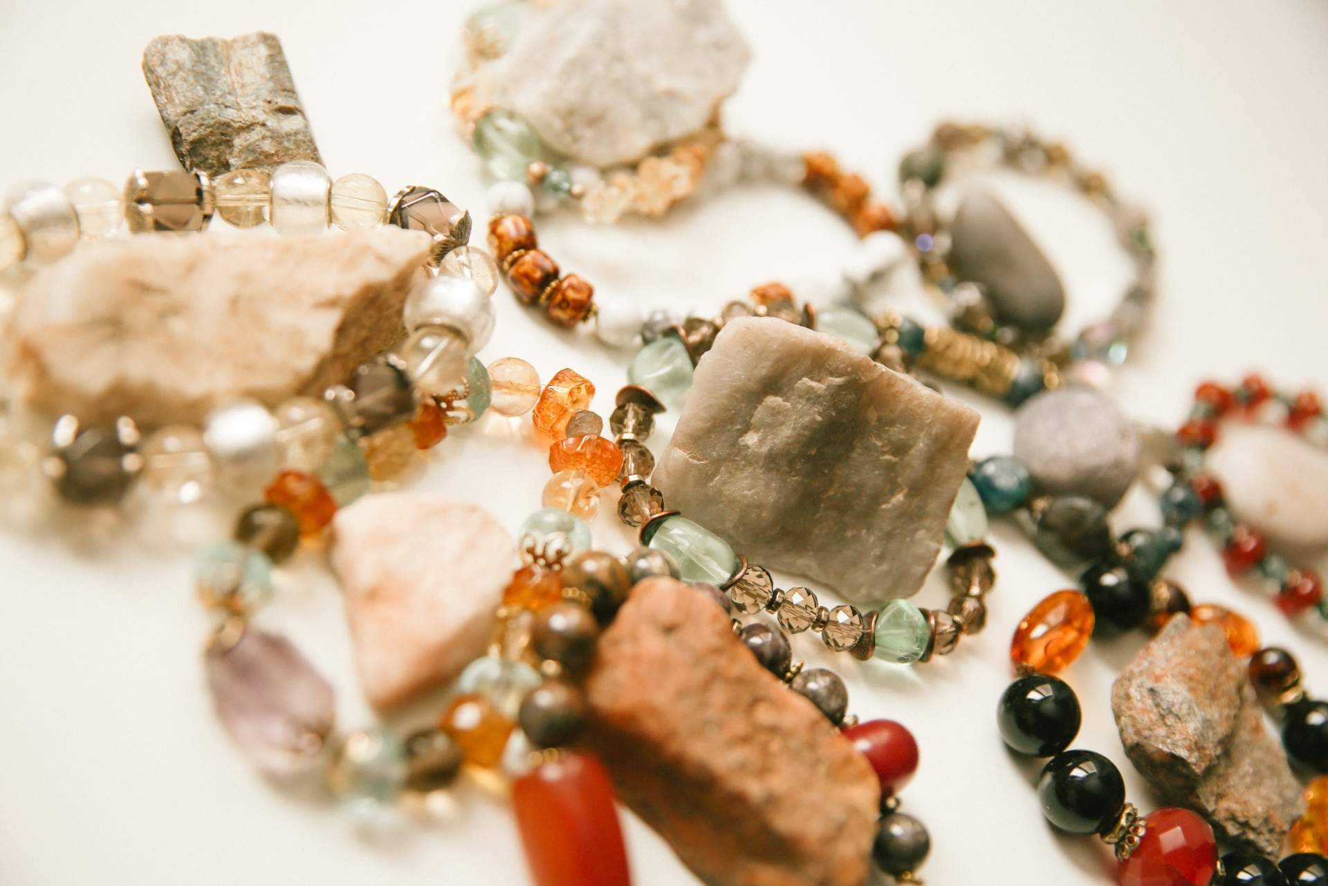 ¿Cuáles son los beneficios de las pulseras de piedras para la salud?