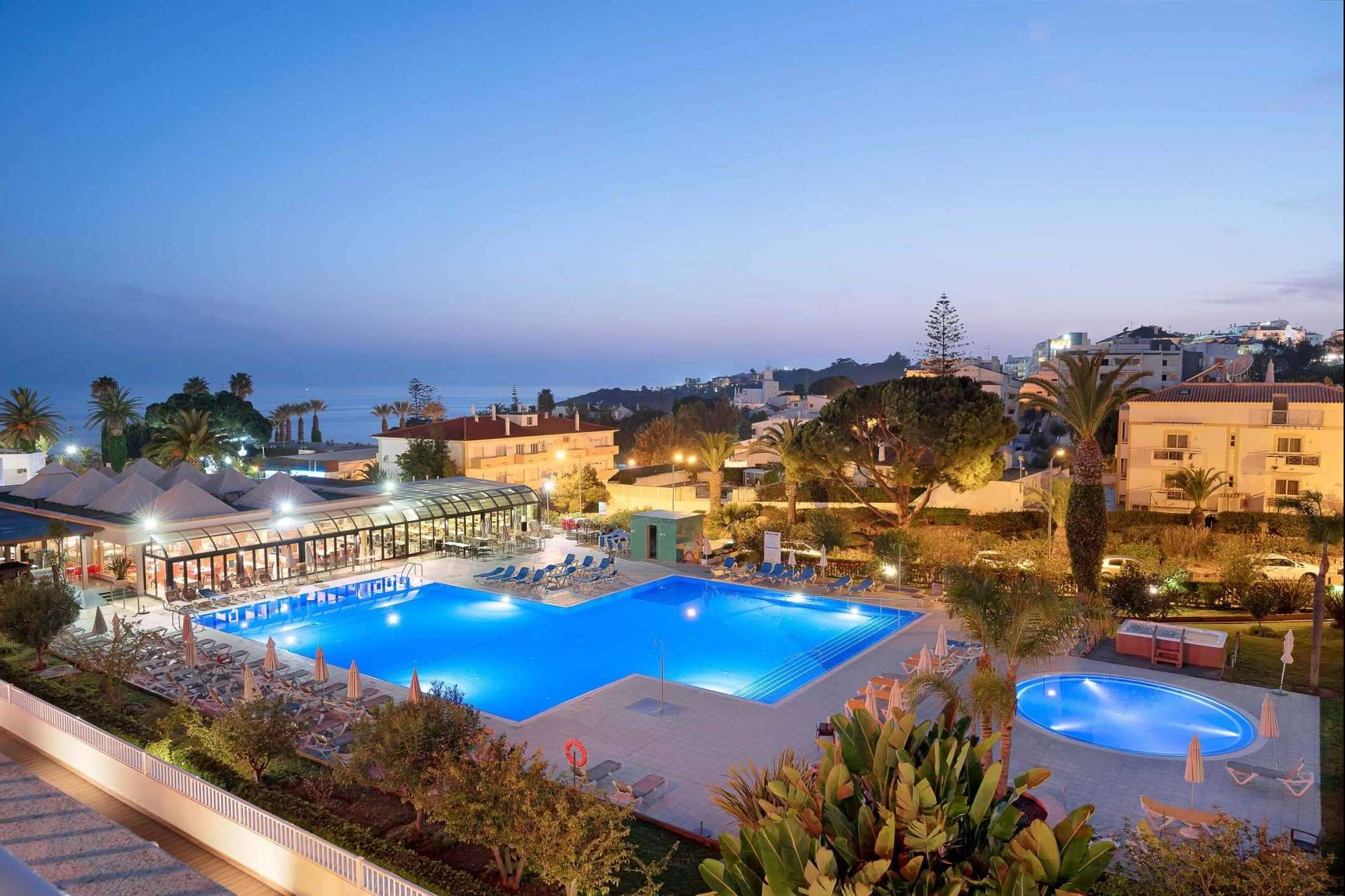 Alojarse en villas y apartamentos con ISholidays.com y disfrutar del encanto que ofrecen Lisboa y Algarve