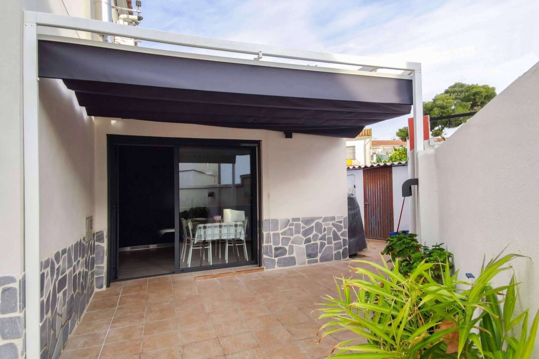 Alustetic dispone de toldo corredero, pérgolas y mosquiteras para el verano