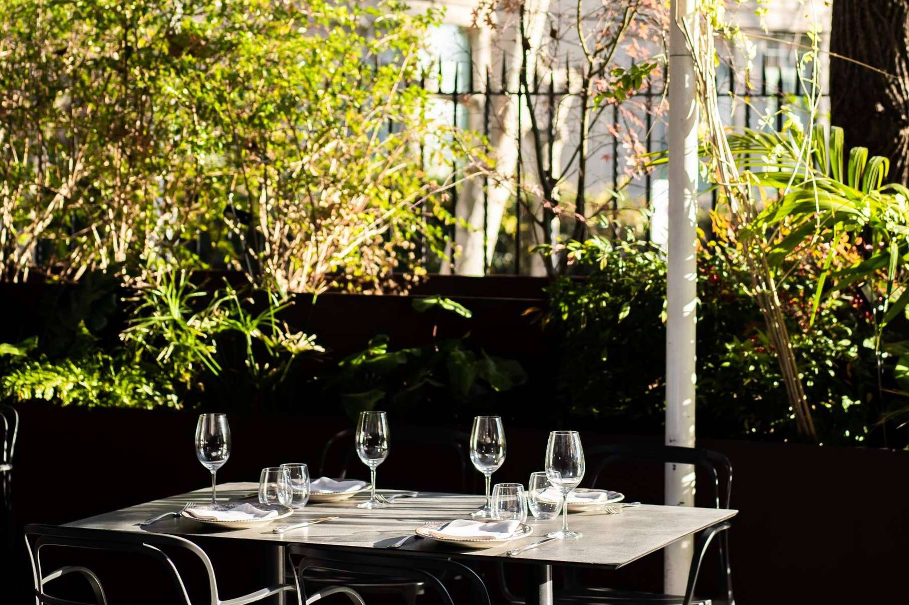 Disfrutar de la gastronomía castellana en jardines y terrazas únicas con Asador de Aranda