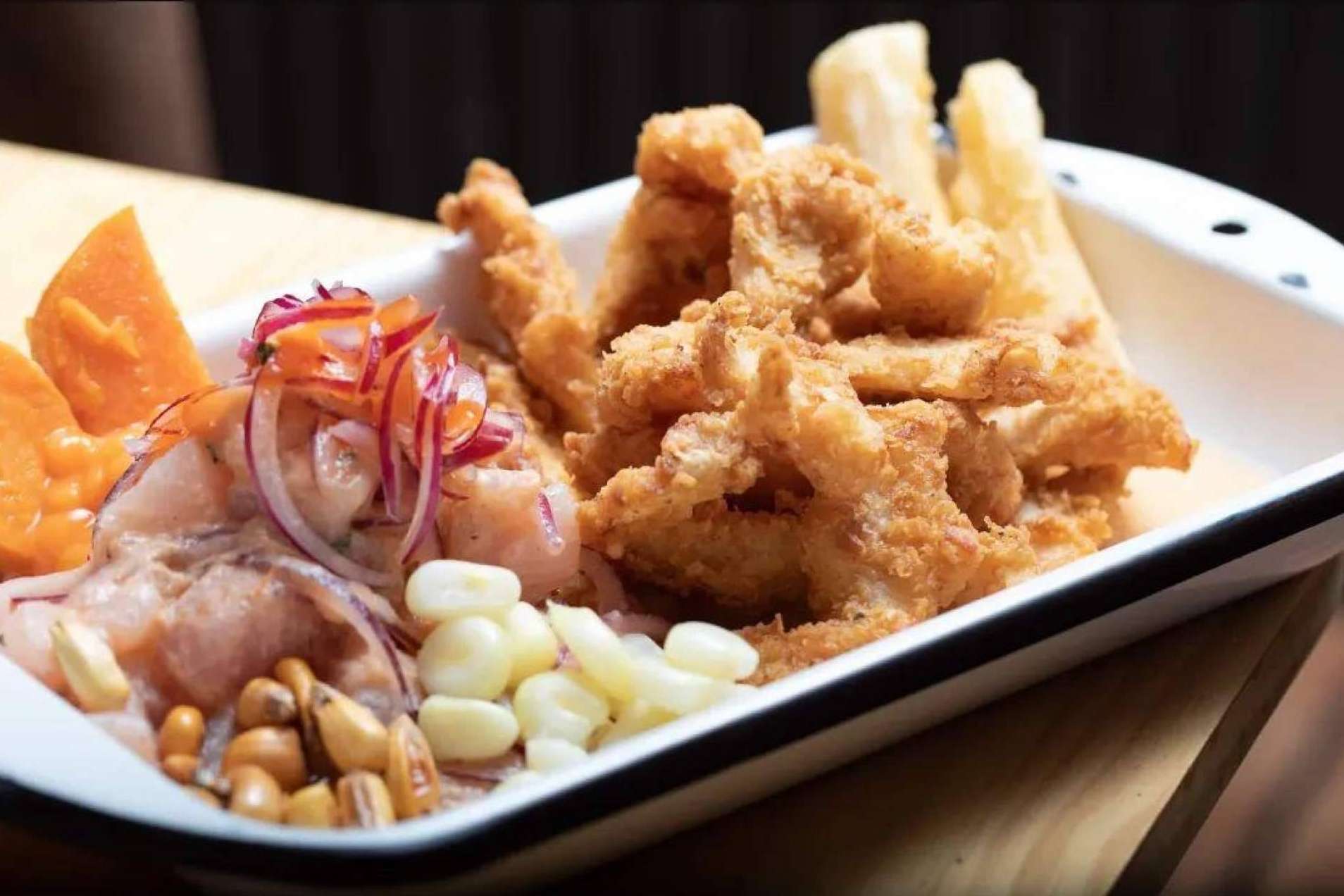 ¿Dónde encontrar un restaurante peruano que destaca por su ceviche? Pisco y Lima
