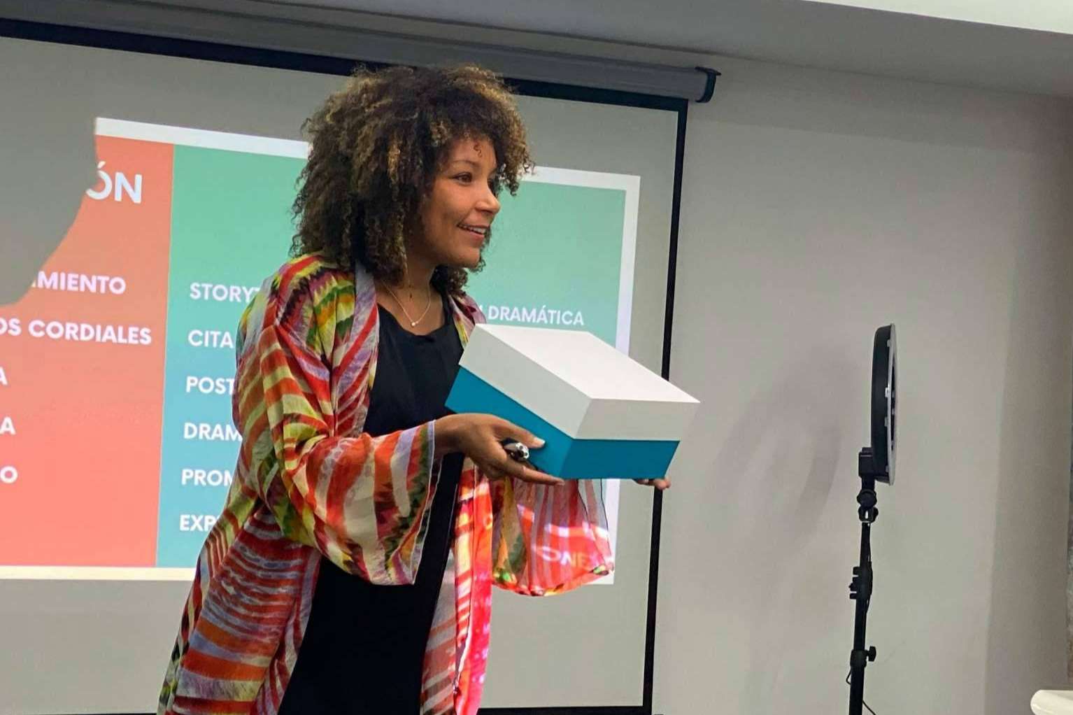 La experta en habilidades de comunicación, Esther Nguema, expone los 8 errores más frecuentes al hablar en público