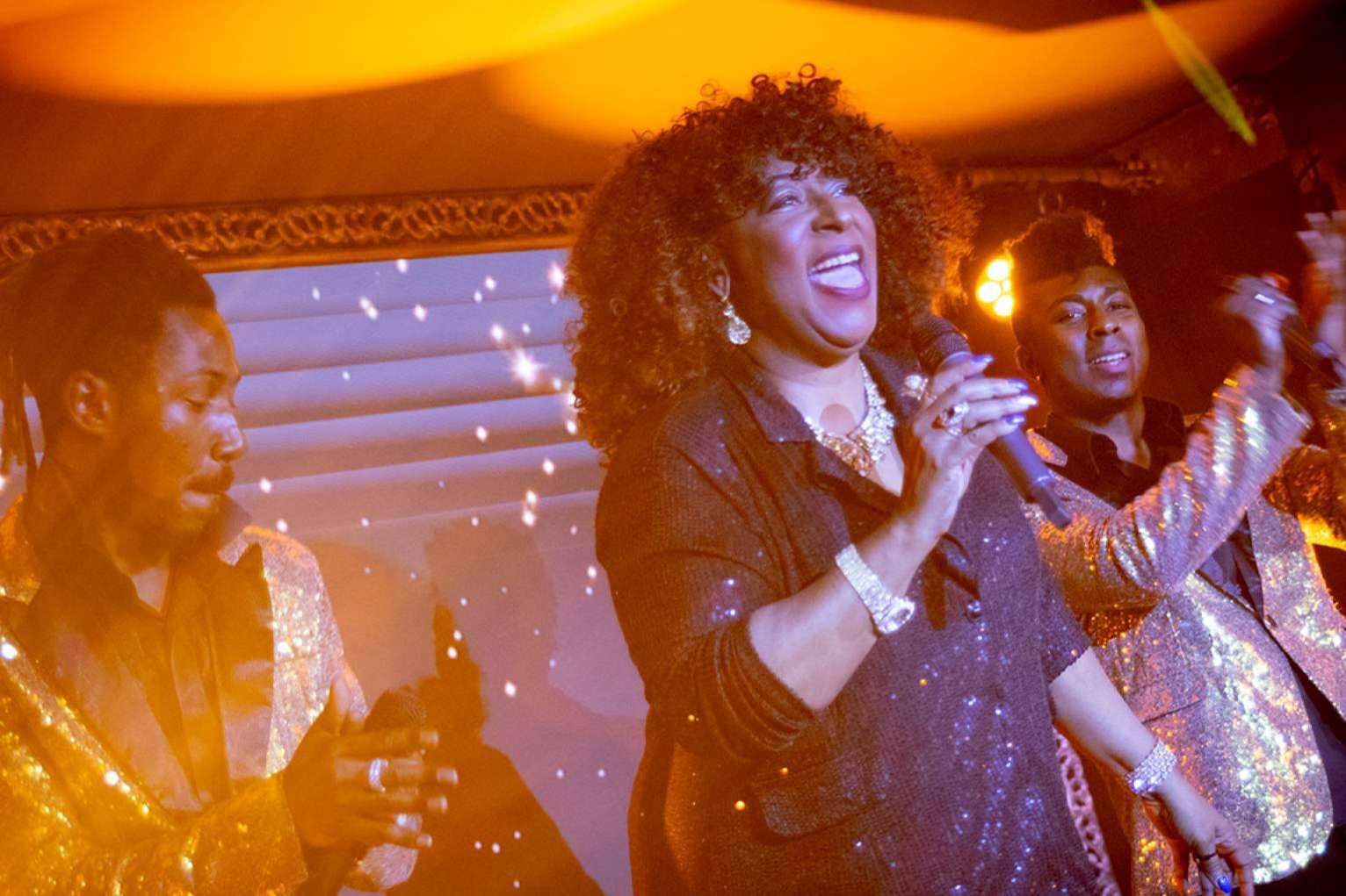 Nuevo restaurante espectáculo en Sitges - Barcelona llamado ZAK Rendez Vous que sorprende con un gran show de cantantes en vivo