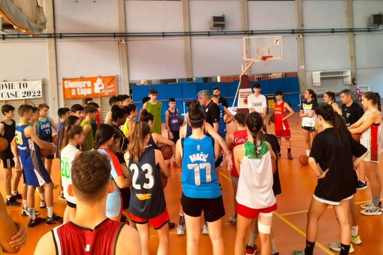 ¿Cuáles son los beneficios de entrar en el Campus Élite para practicar baloncesto?