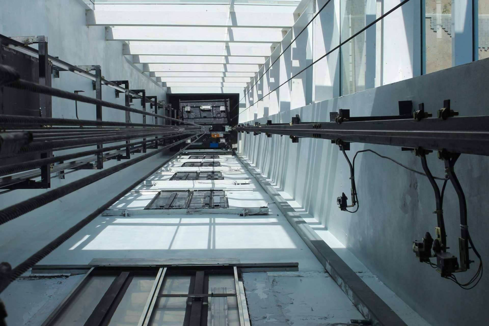Instalación de ascensores en el patio de luces con el fin de hacer accesibles los edificios, una gran solución de Disel Studio
