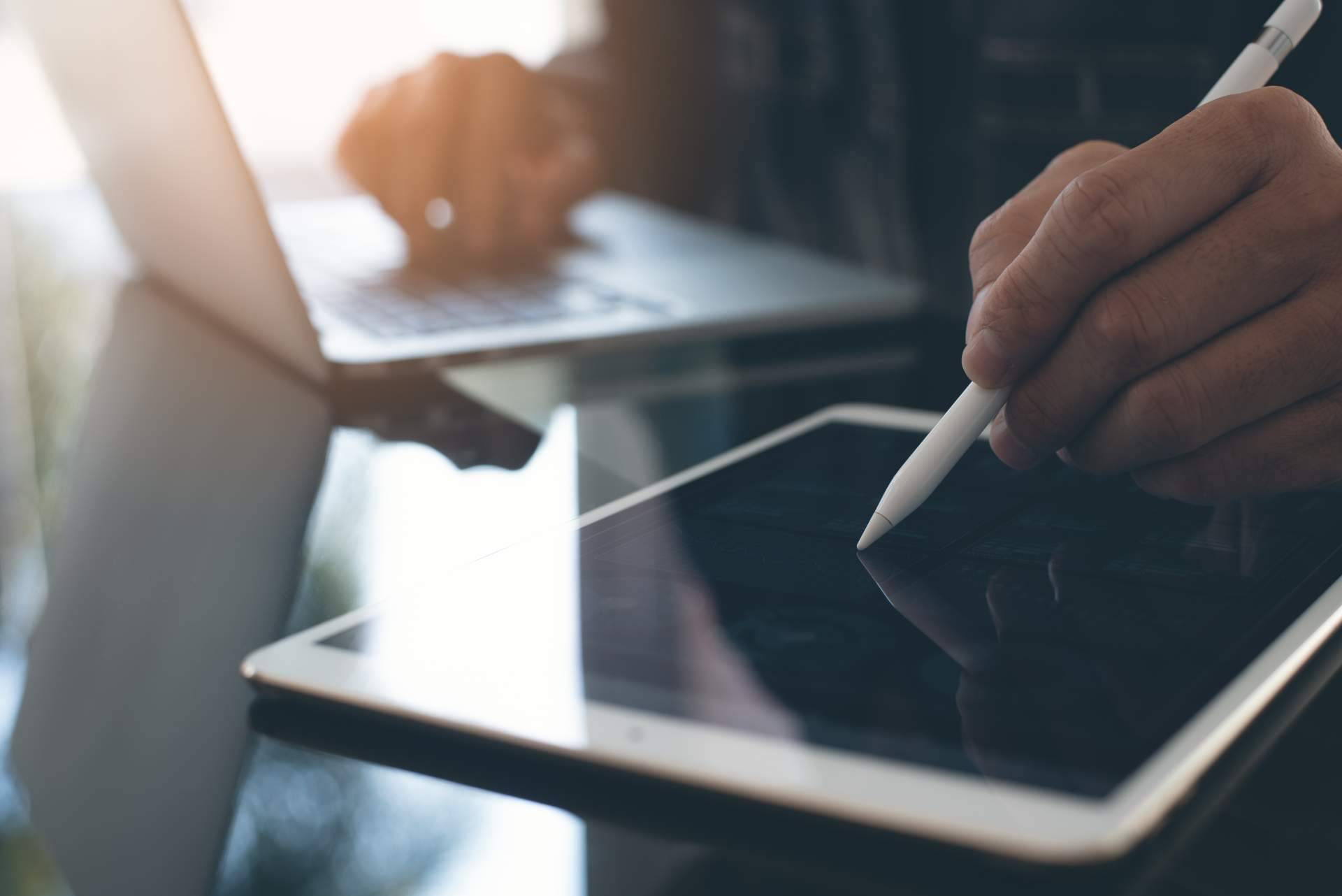 Las ventajas y los usos de utilizar la aplicación SIGNply  para firmar online en empresas