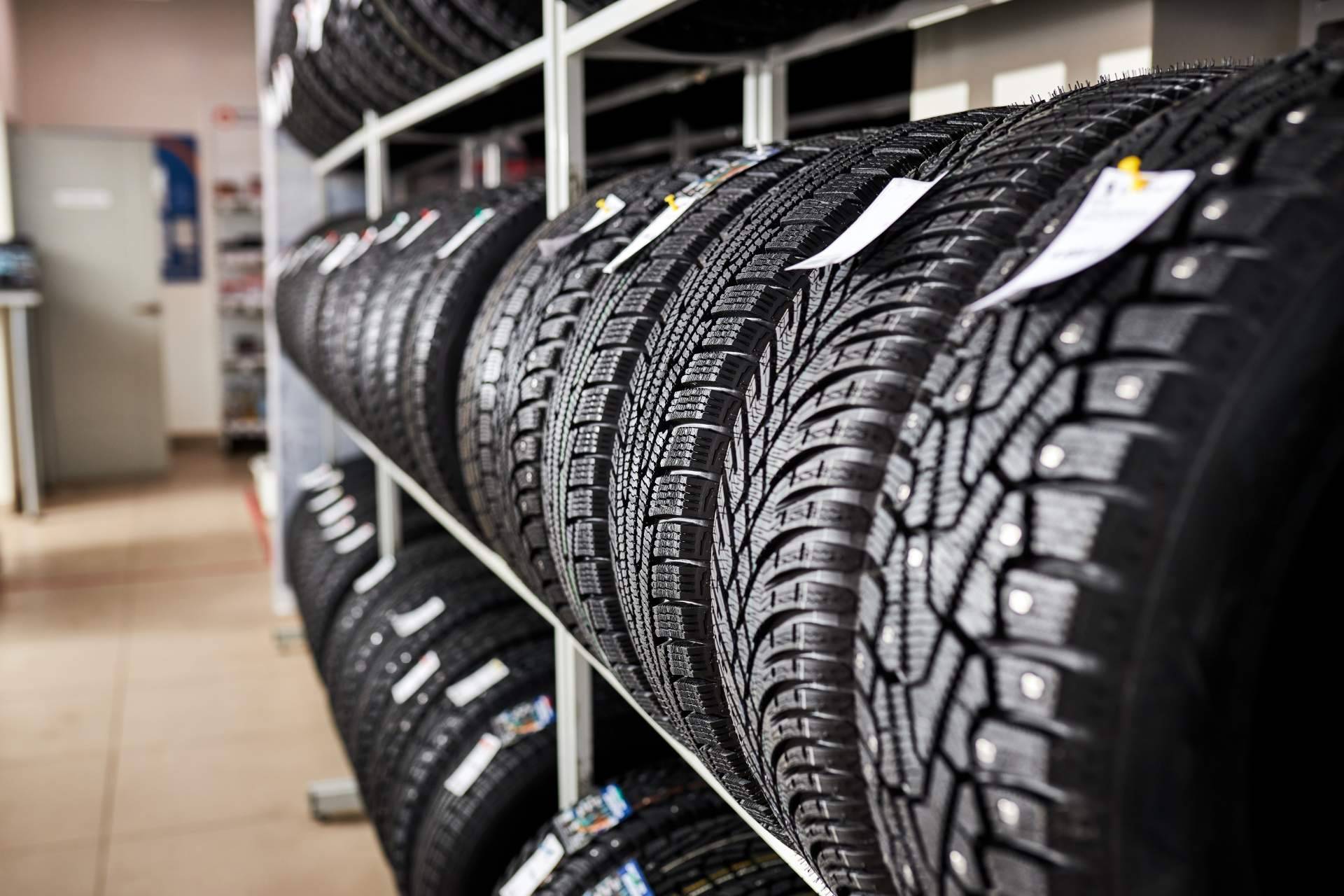 La red de talleres BlackTire permite cambiar neumáticos y llevarse regalos