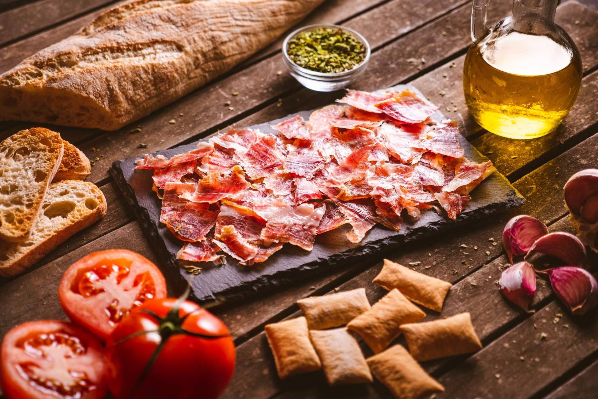 Bendita Extremadura cría a sus animales al aire libre y les da de comer alimentos naturales para obtener un buen jamón de Extremadura