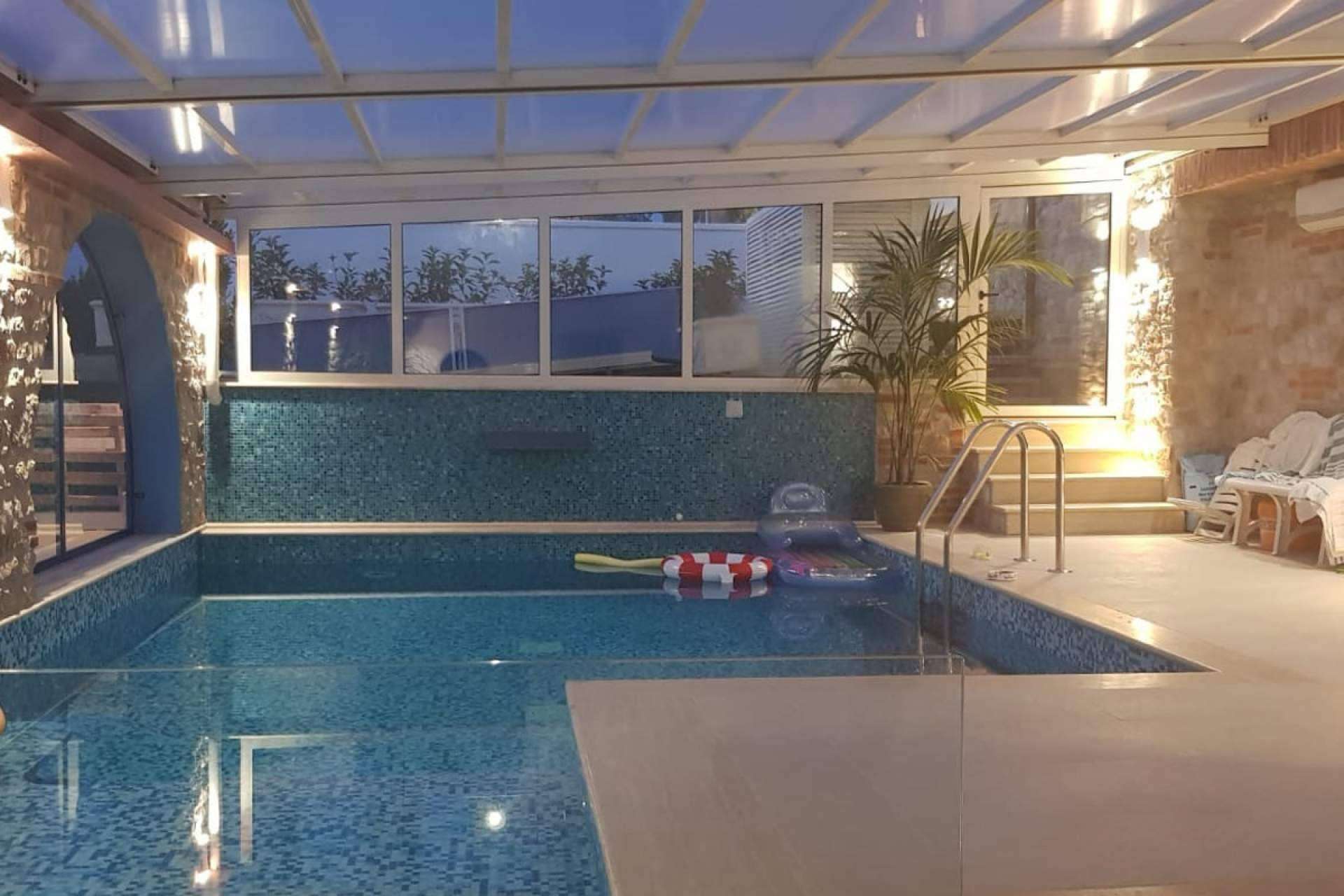 COVERTTO y sus techos fijos y móviles para el cuidado y mantenimiento de piscinas