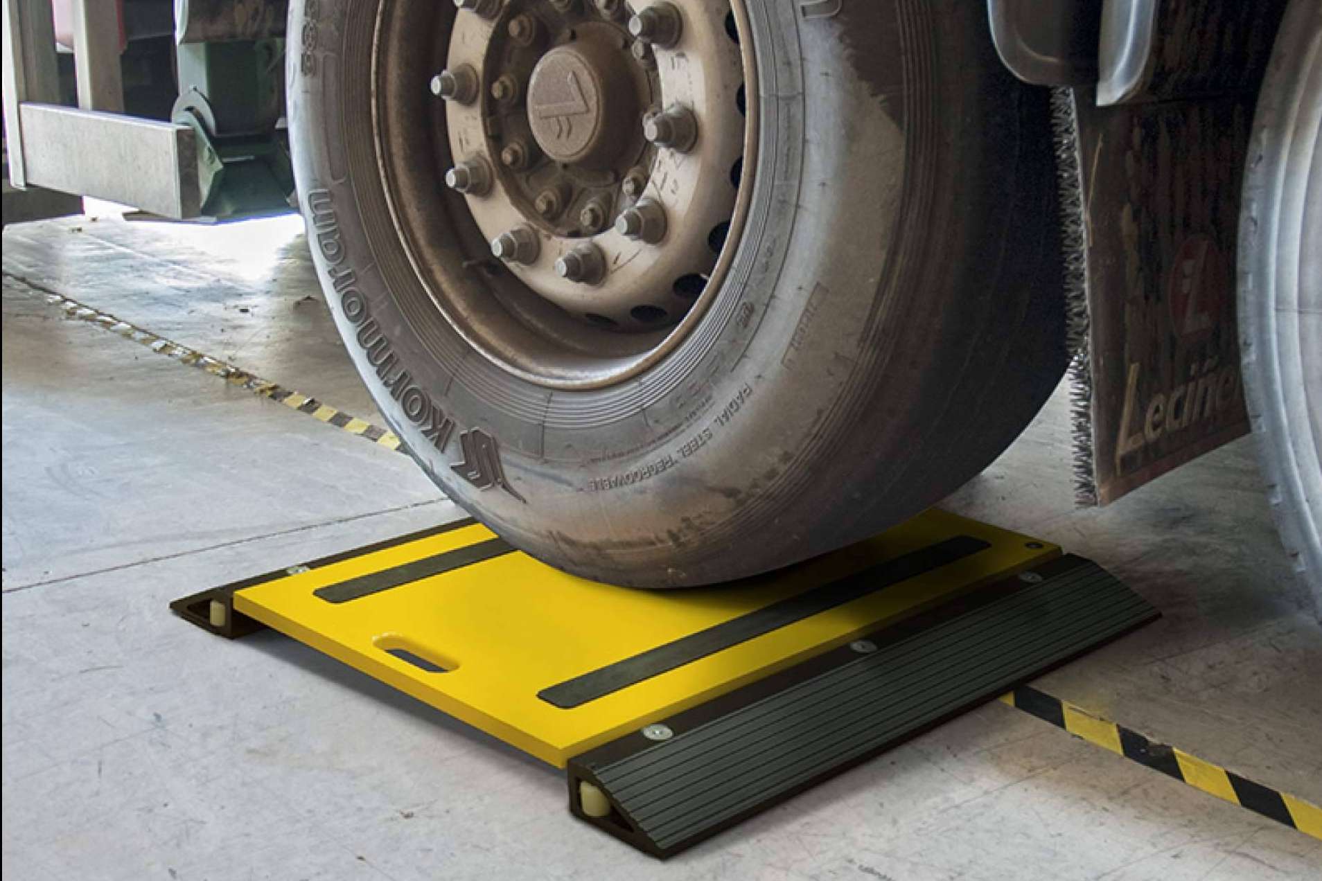 Balanzasdigitales.com presenta su báscula pesa ejes para el sector del transporte