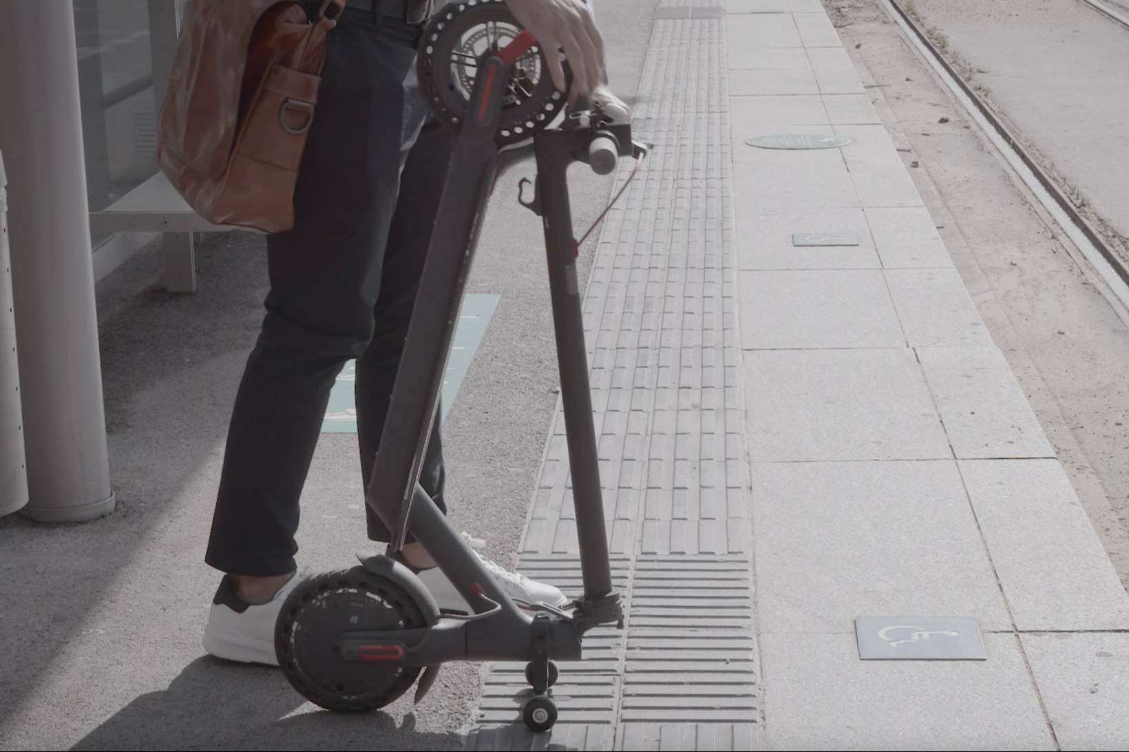 Soporte para patinete eléctrico de Techmotion Electronics para facilitar el desplazamiento del mismo