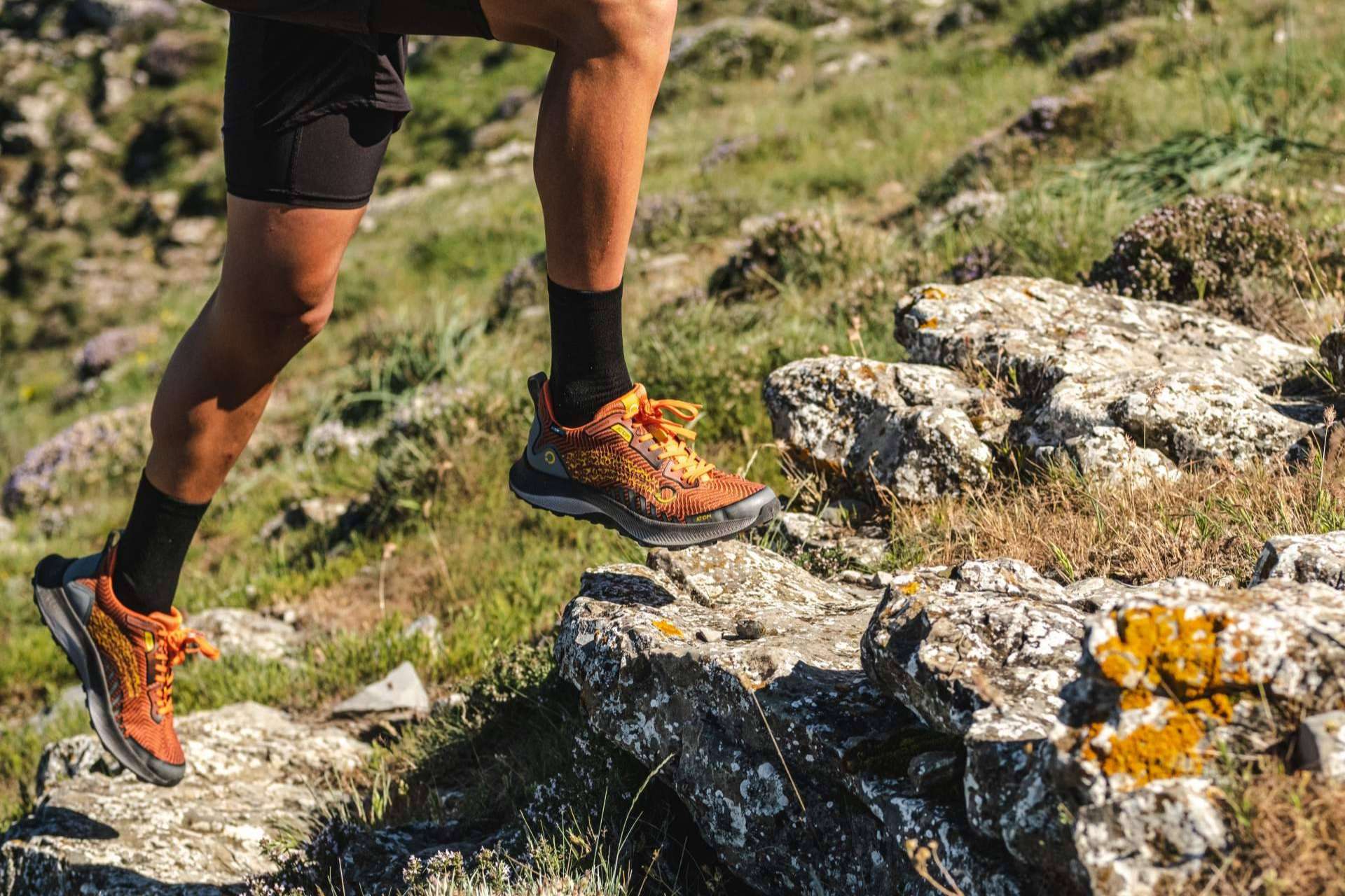 Atom lanza al mercado sus zapatillas para corredores, senderistas y fitness