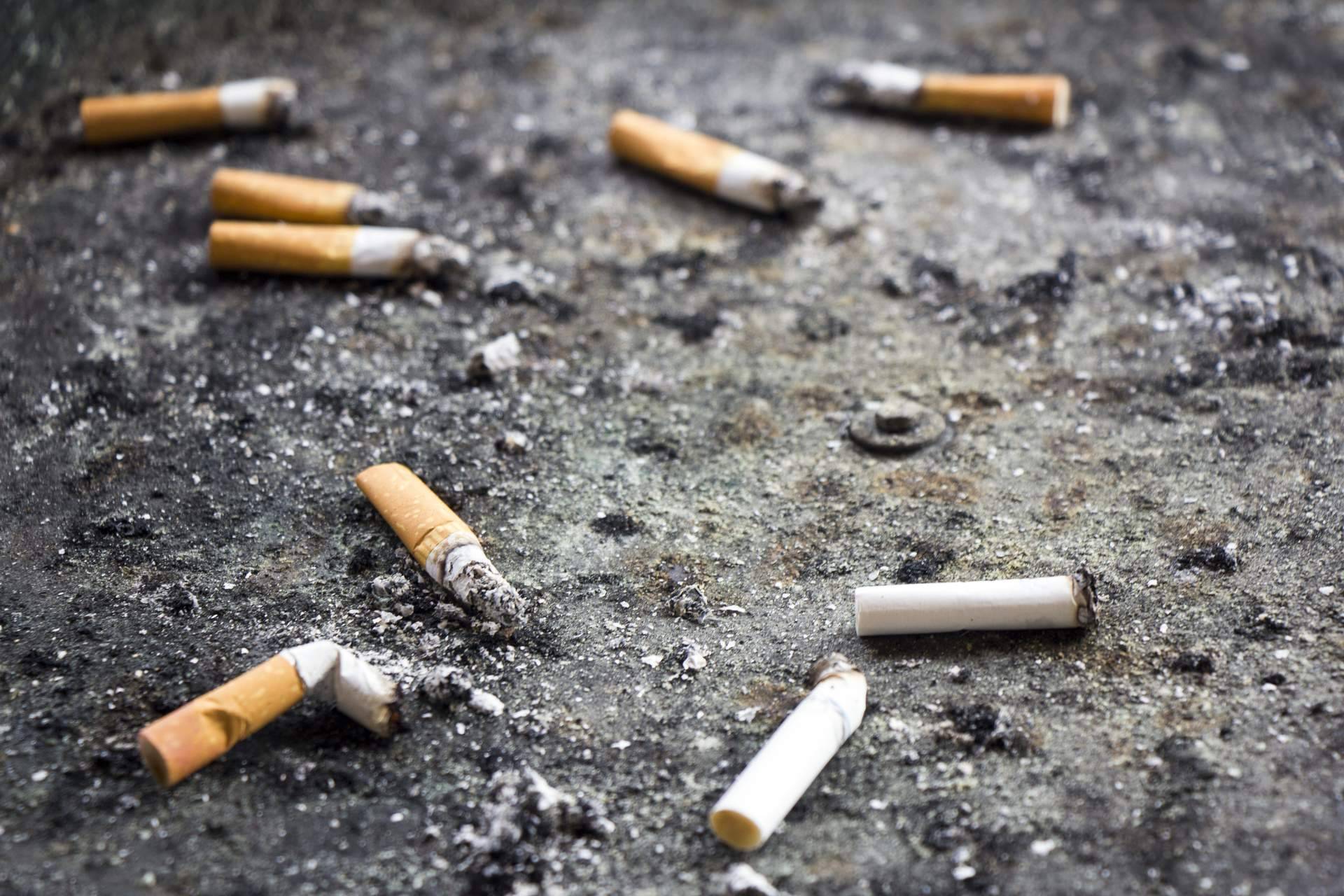 Absorbentes y Cubetos explica dónde se pueden tirar las colillas de los cigarros