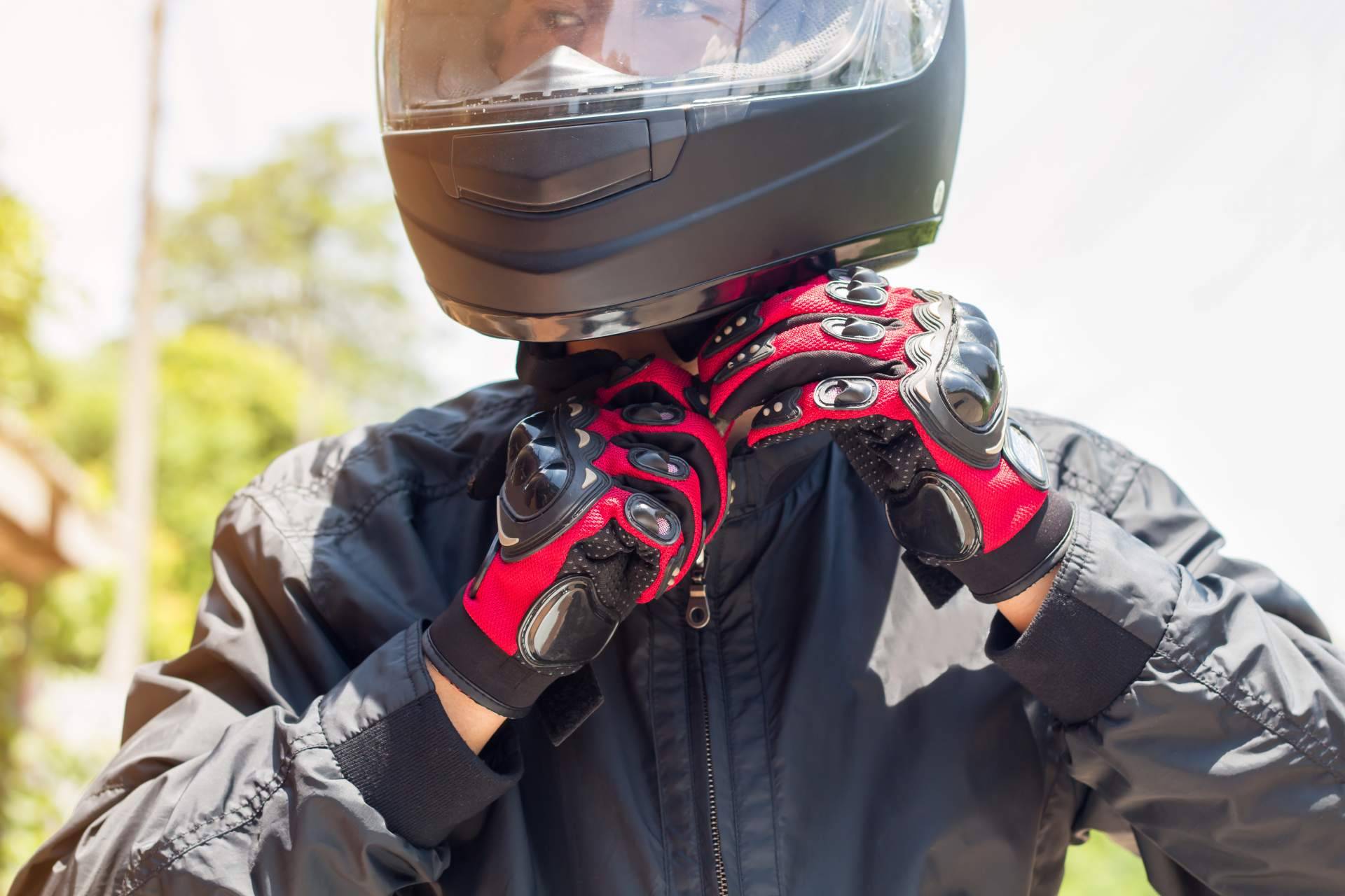 Ropa de moto Barcelona en MOTÓNITY, con marcas como REV'IT!
