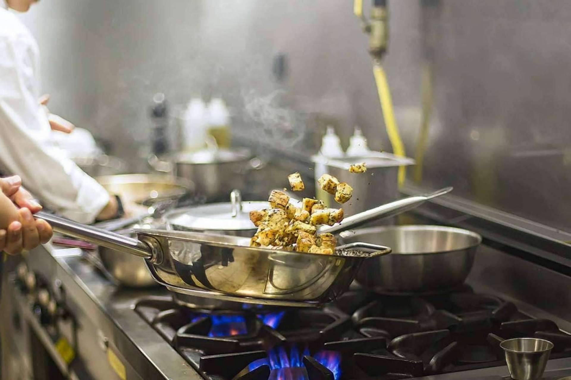 Cocinas industriales profesionales con el servicio de Auxihostelería