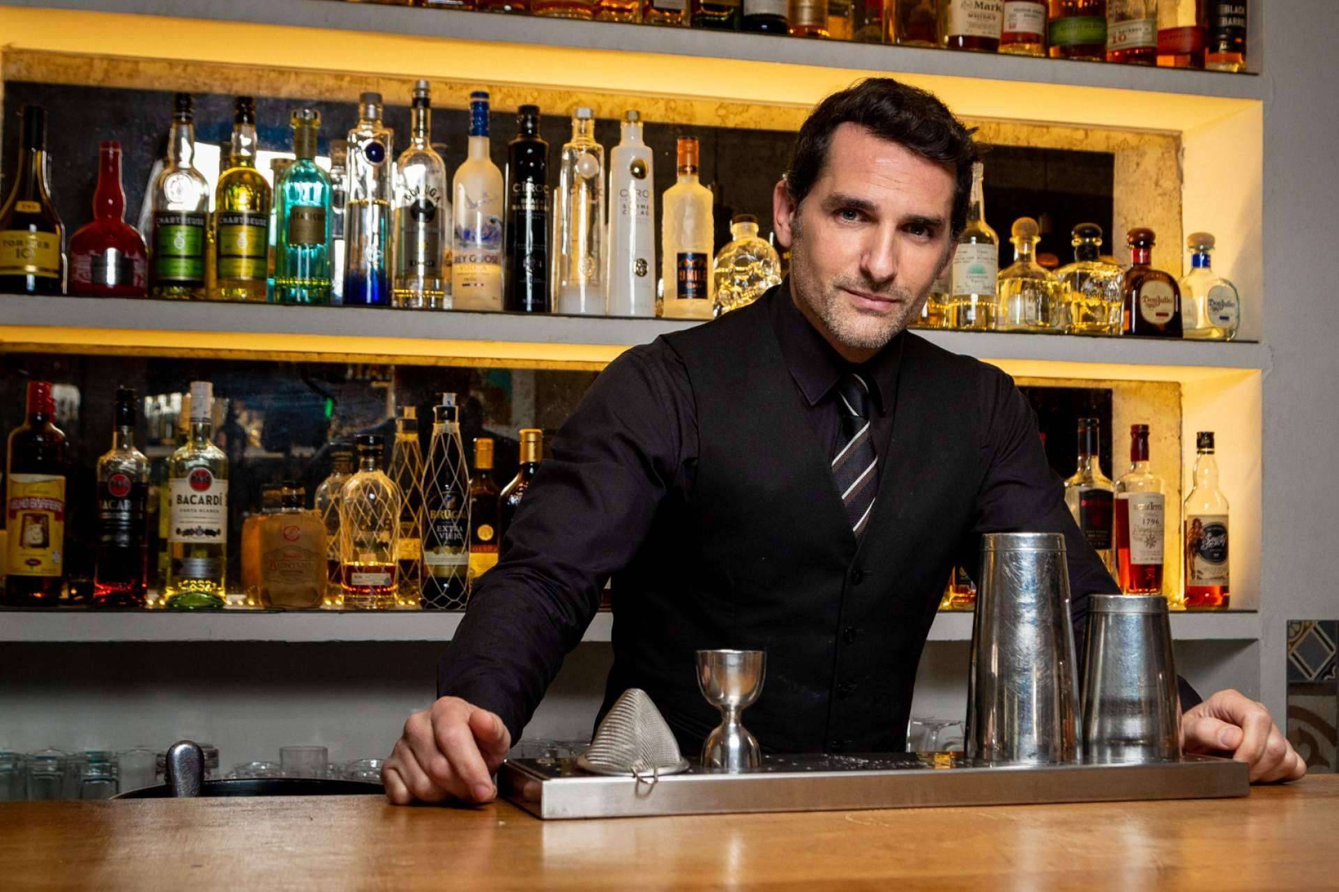 El curso de bartender profesional de la ESCOM permite a los estudiantes obtener un buen futuro