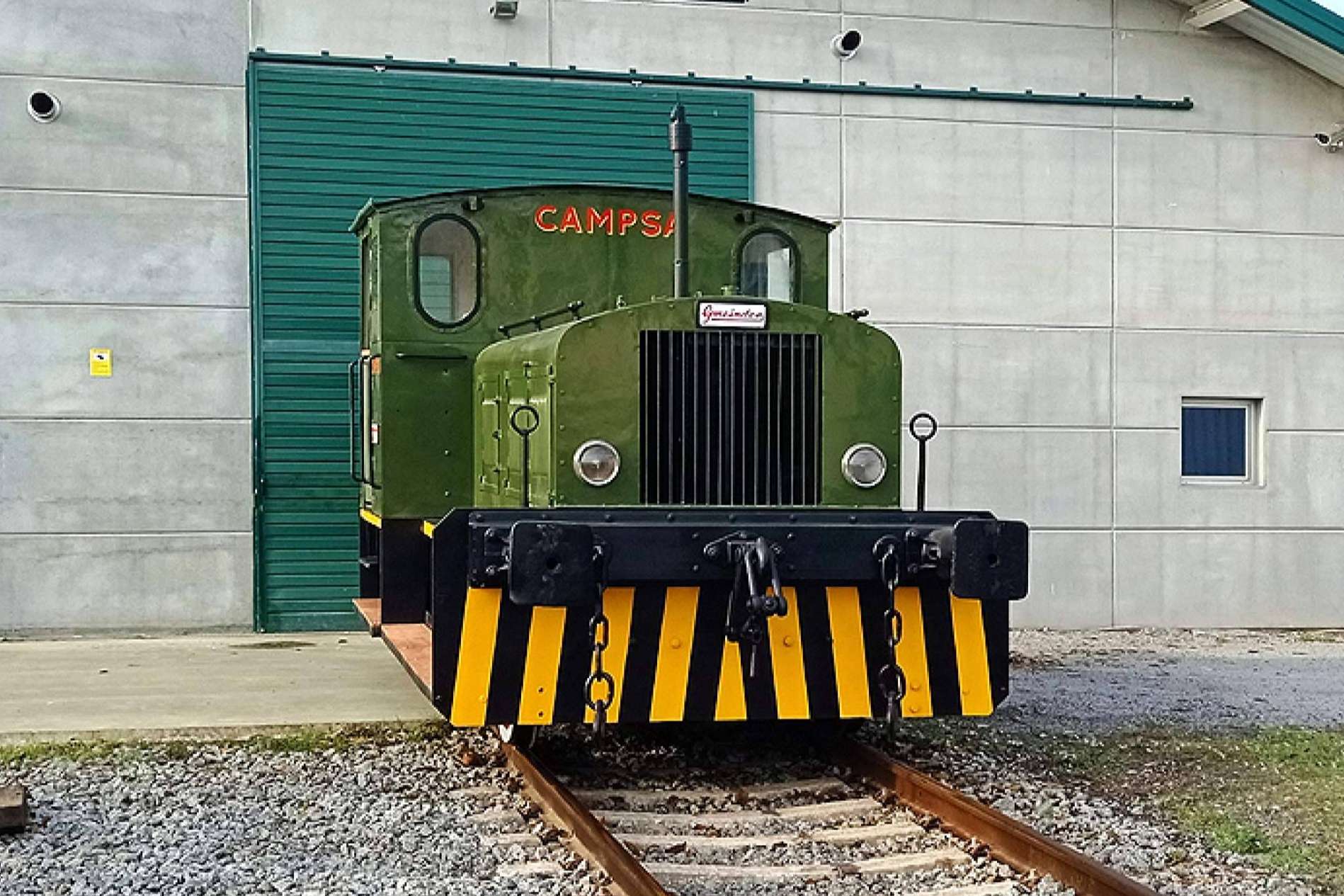 La Fundación del Patrimonio Ferroviario restaura una antigua locomotora de Campsa