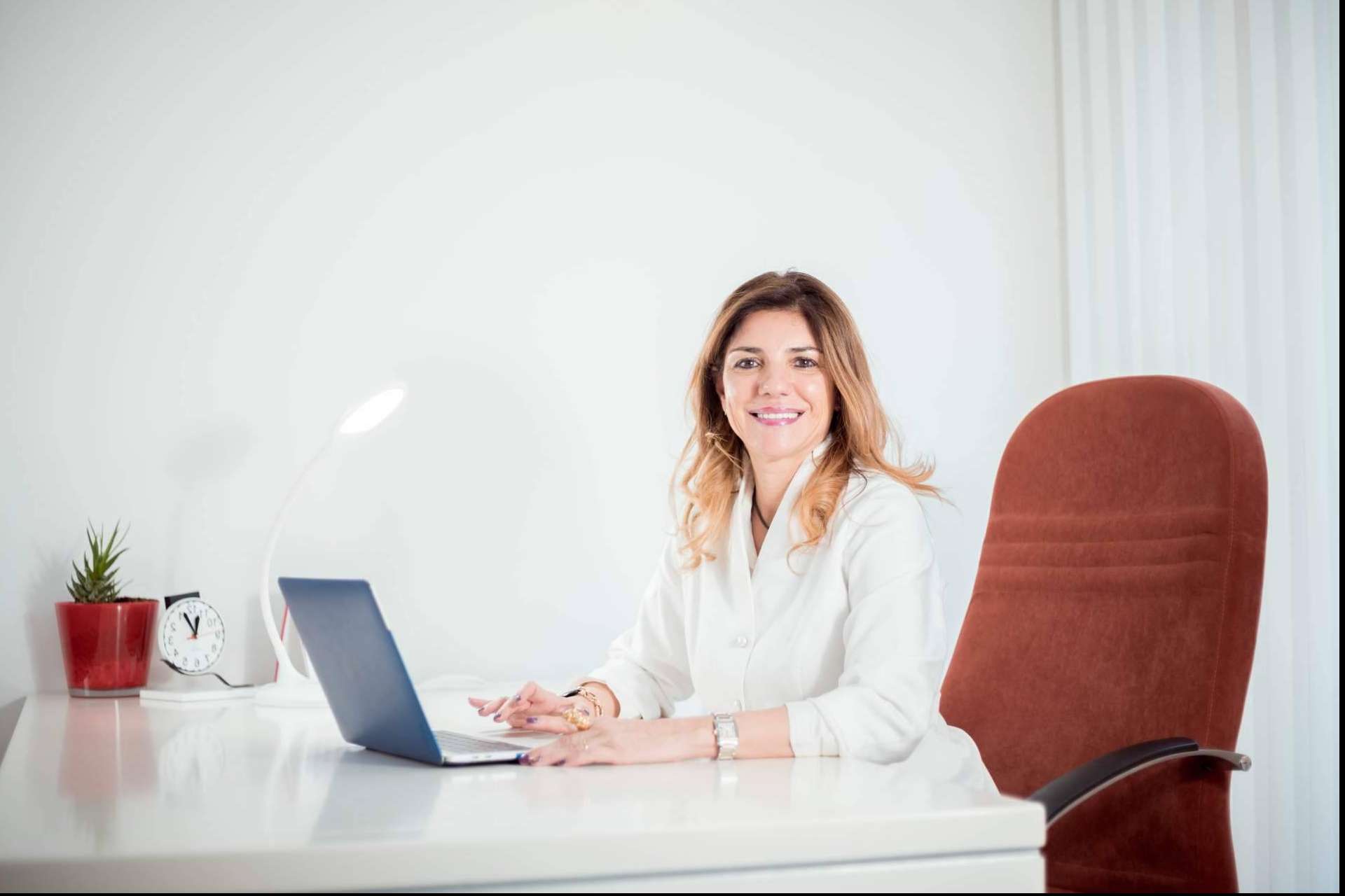 Tratamientos estéticos y formaciones para profesionales en la clínica de la Dra. Sandra de Oliveira