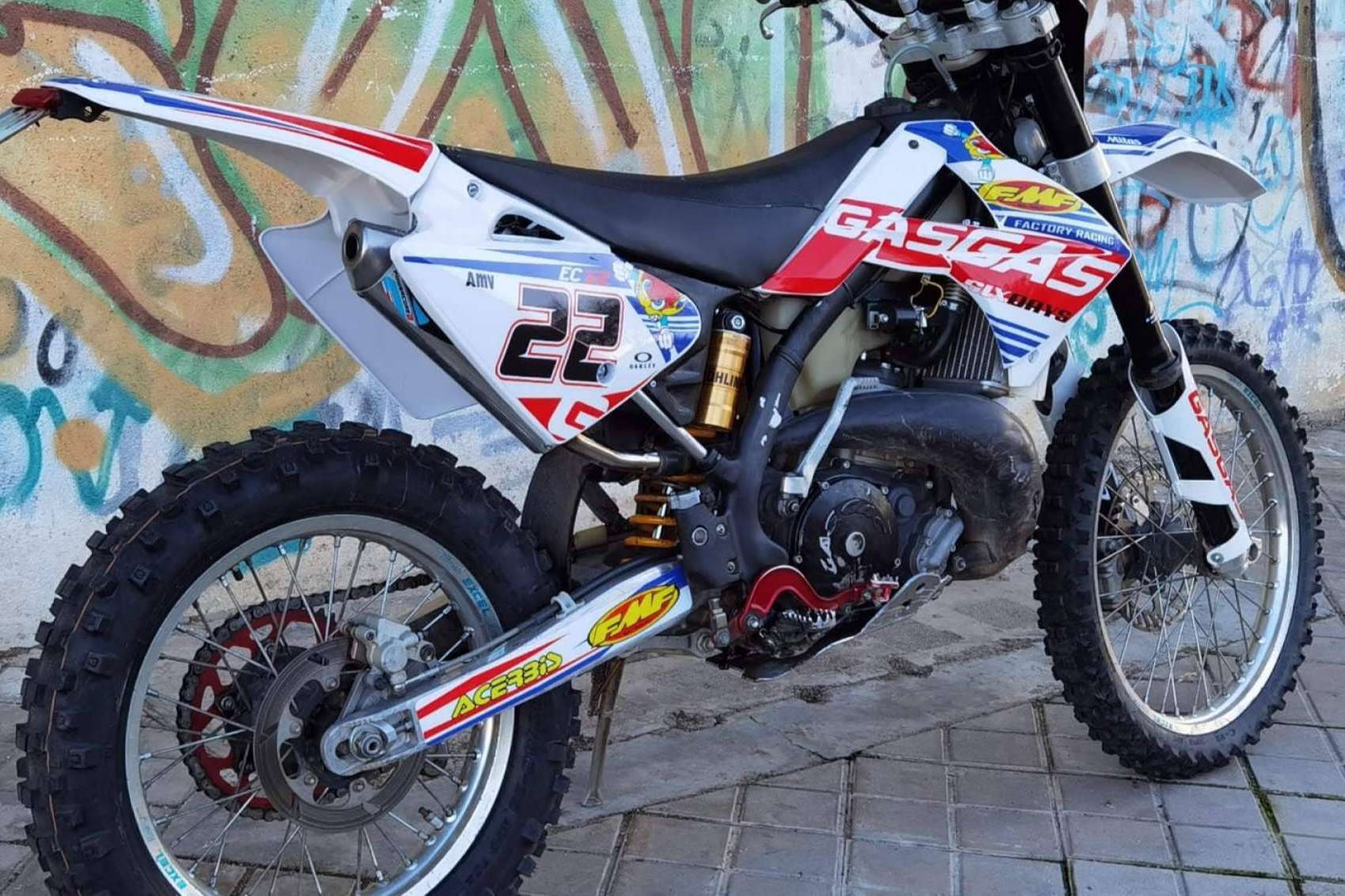 Personalizar las motos off road con los plásticos y adhesivos de ADHESIVOSEMBARRADOS