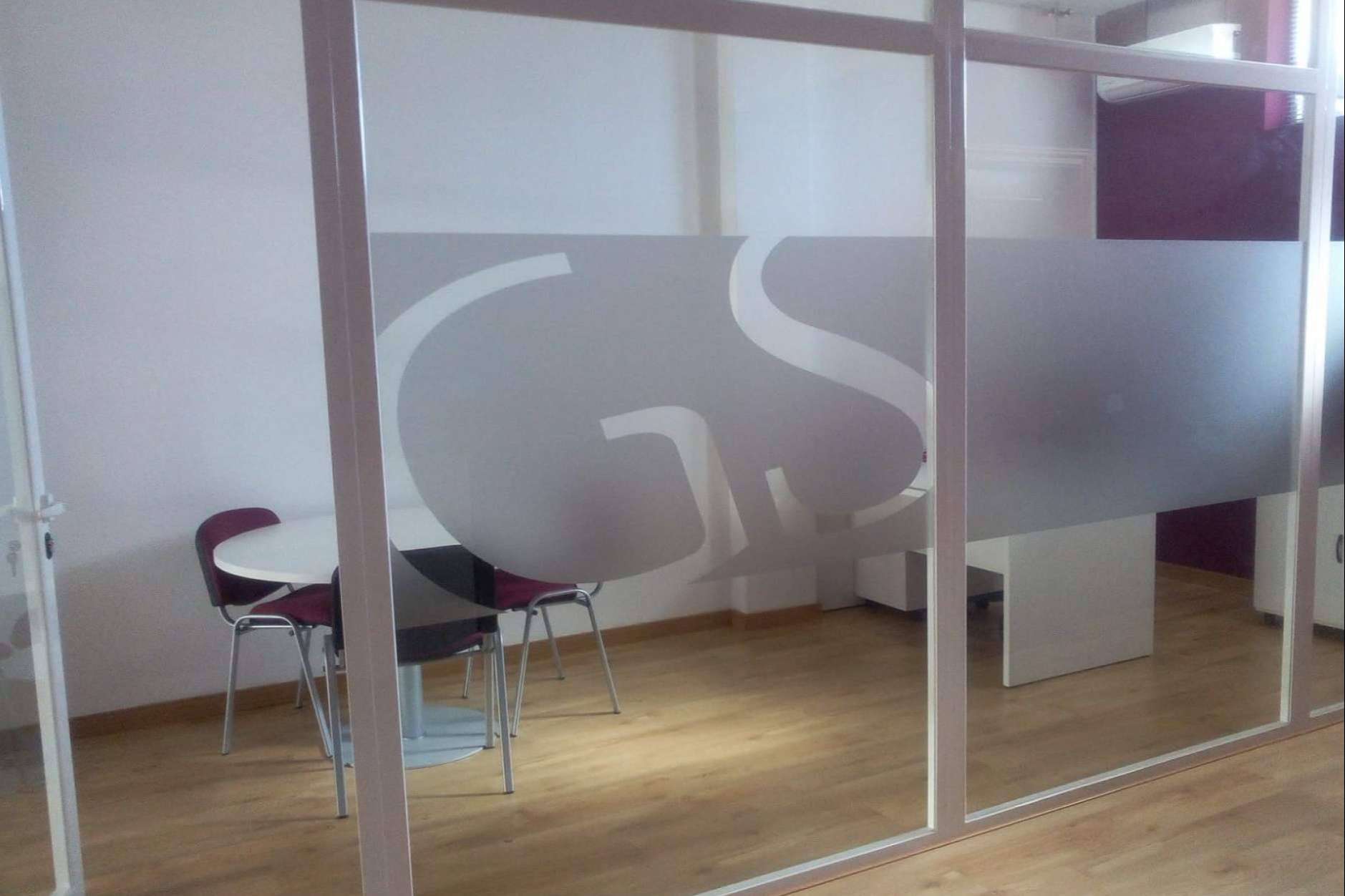 Creación y diseño de vinilos para oficinas con OfficeDeco