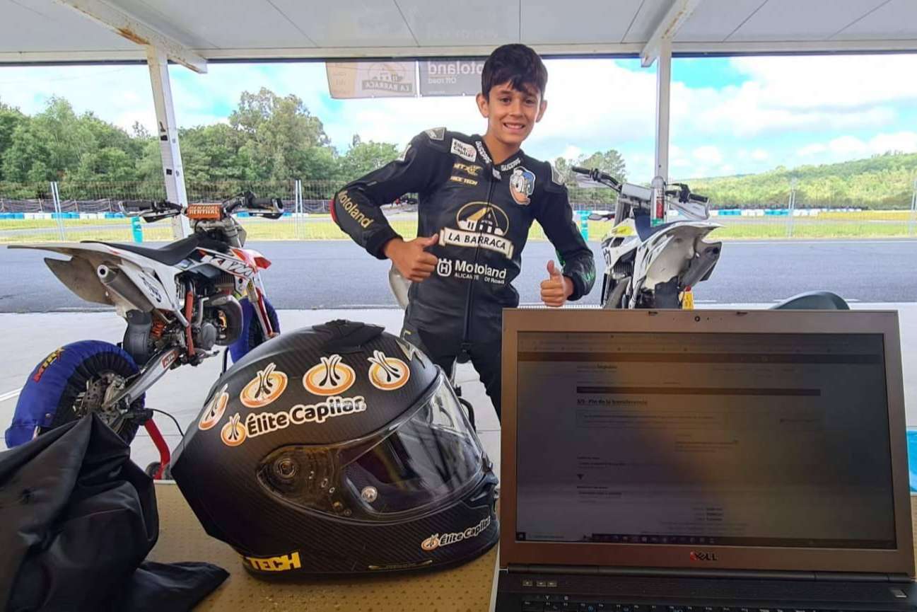 El piloto Marc Moñinos Esteve va por el momento liderando el campeonato Minimotard 85cc de la Comunidad Valenciana y está patrocinado por Élite Capilar