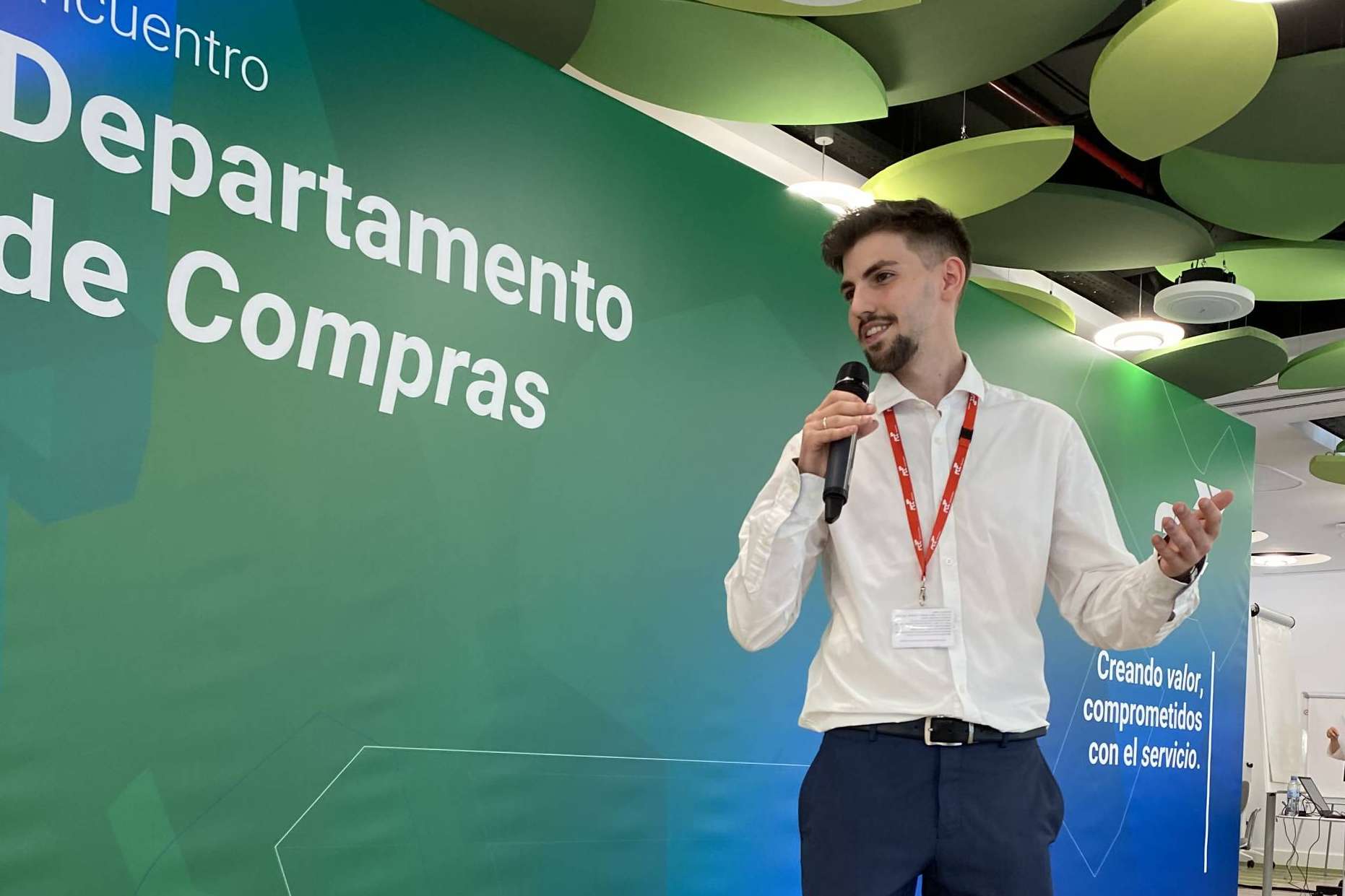 Carlos Estratega usa las redes sociales para ayudar a emprendedores a lograr el éxito