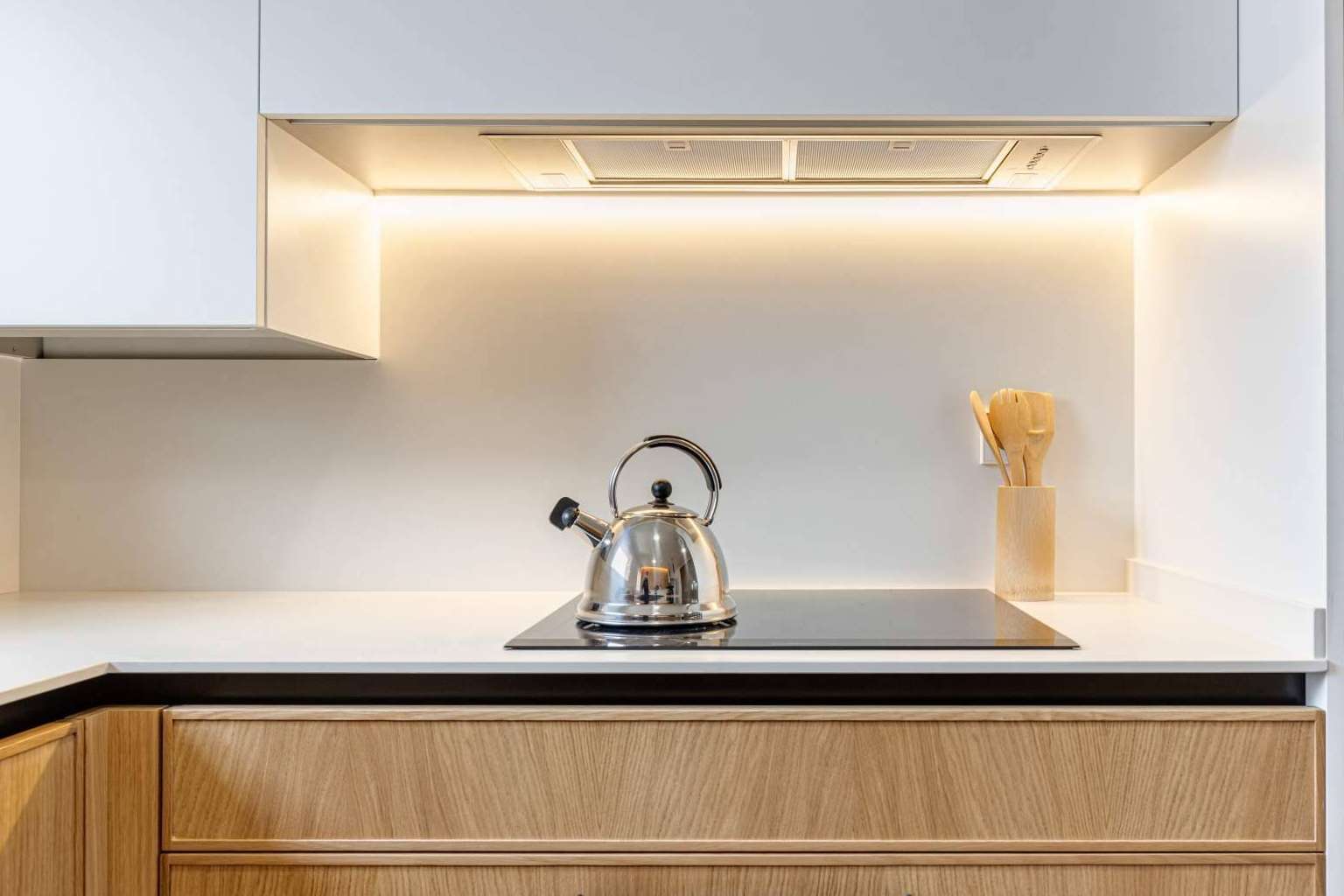 ¿Qué papel juega la iluminación en la decoración de interiores?