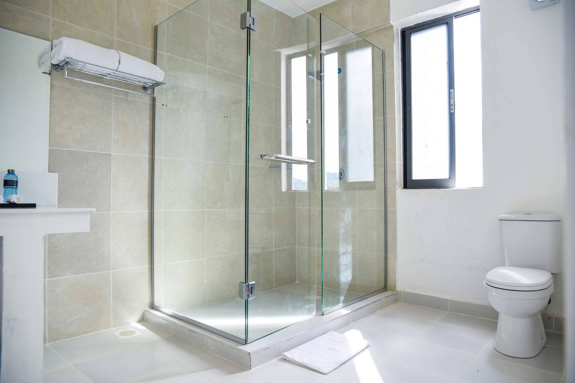 Beneficios de instalar un plato de ducha en lugar de una bañera
