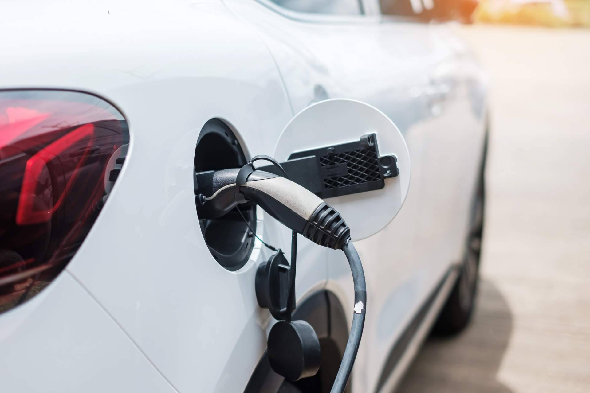 Seguros para el punto de recarga de un vehículo eléctrico de la mano de inXur
