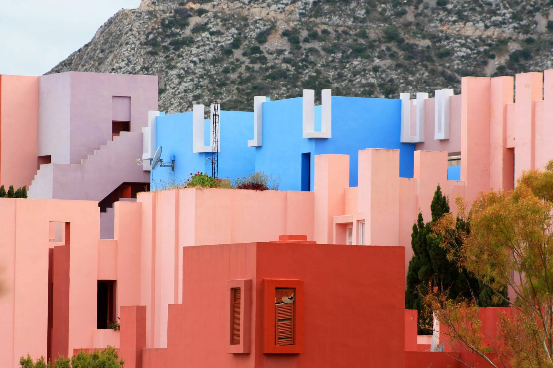 Reseñar la vida y obra de grandes arquitectos como Ricardo Bofill, en Enciclopedia ArchXDe
