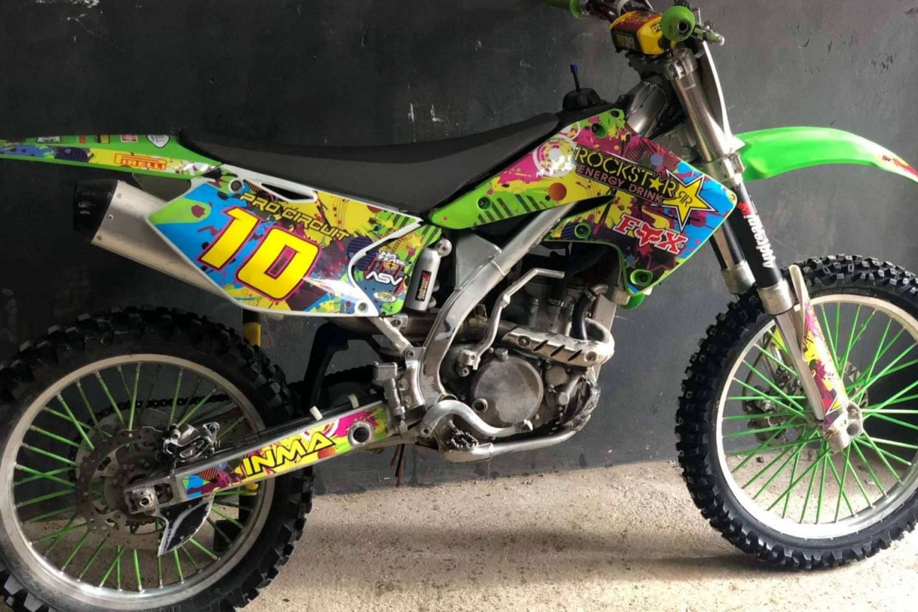 ADHESIVOSEMBARRADOS ofrece adhesivos personalizados para dar un nuevo estilo a la moto