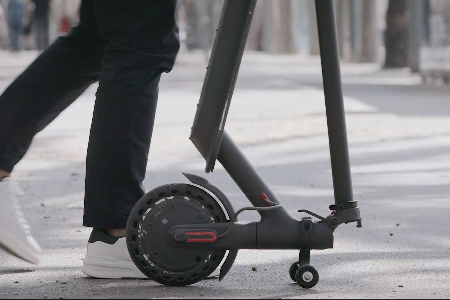 Facilitar el transporte del patinete eléctrico en el transporte público con el soporte de Techmotion Electronics