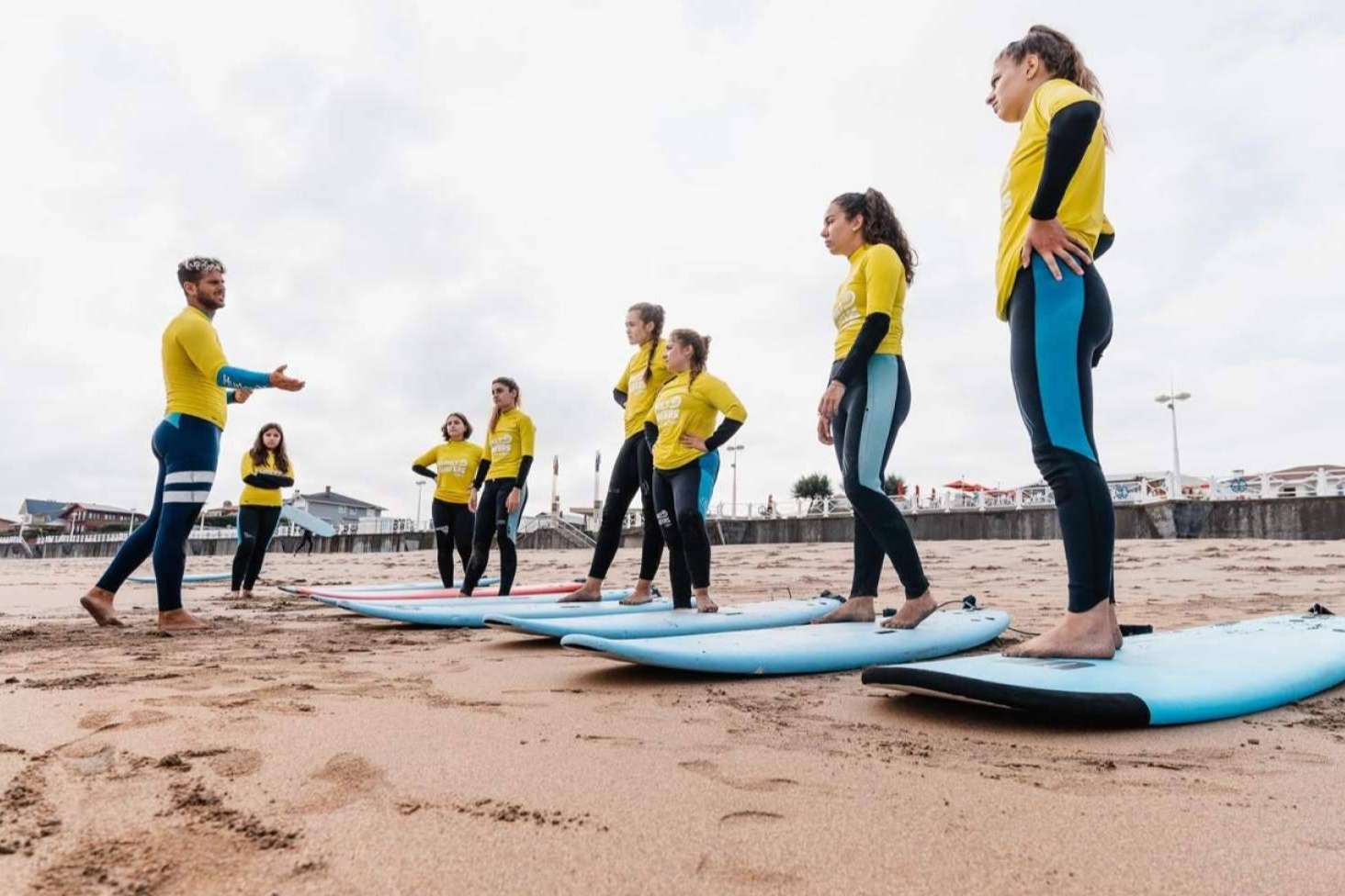 El verano sin fin en Salinas llega con Family Surfers