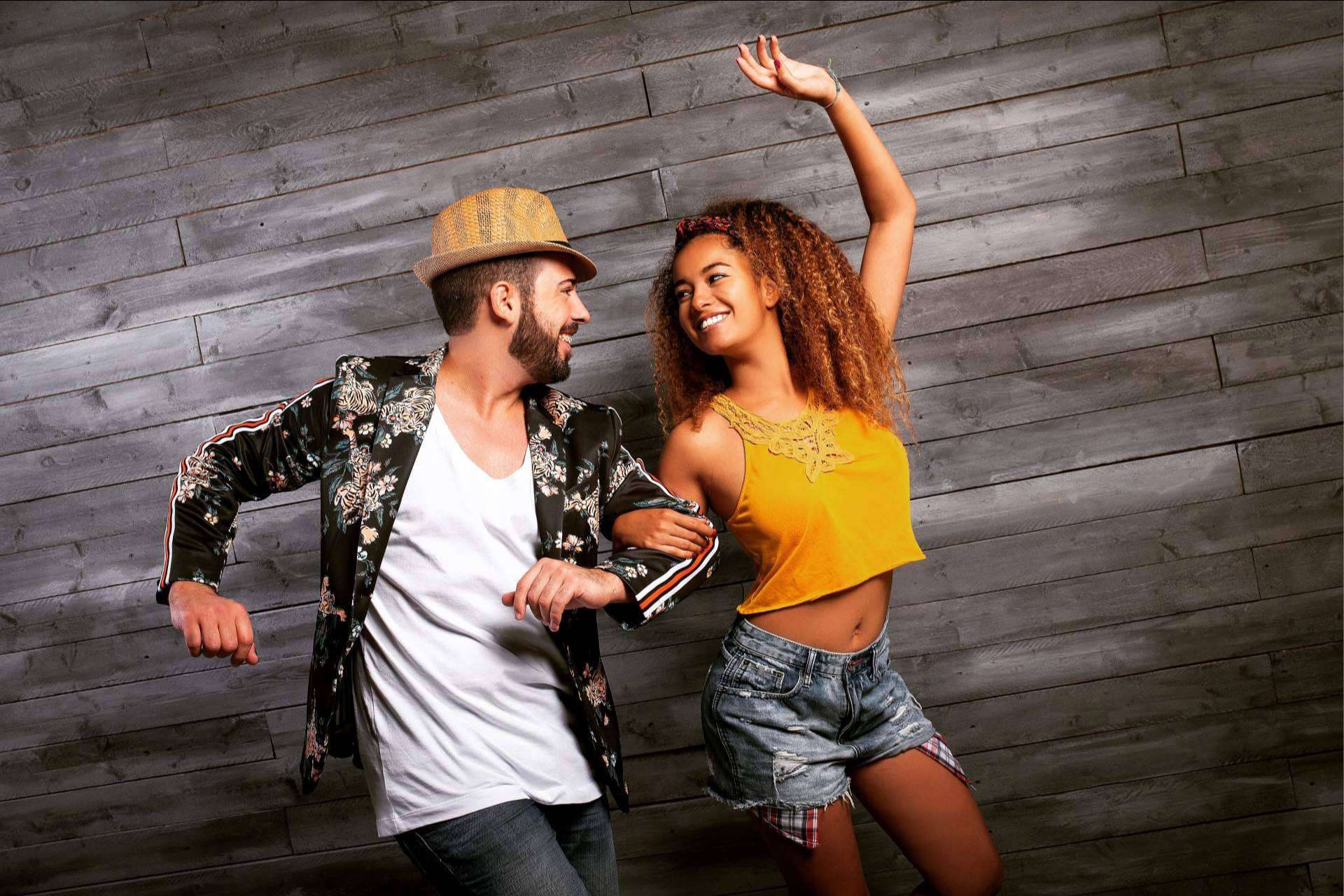 La escuela de baile Txiki Bastida imparte cursos gratuitos de bachata y salsa
