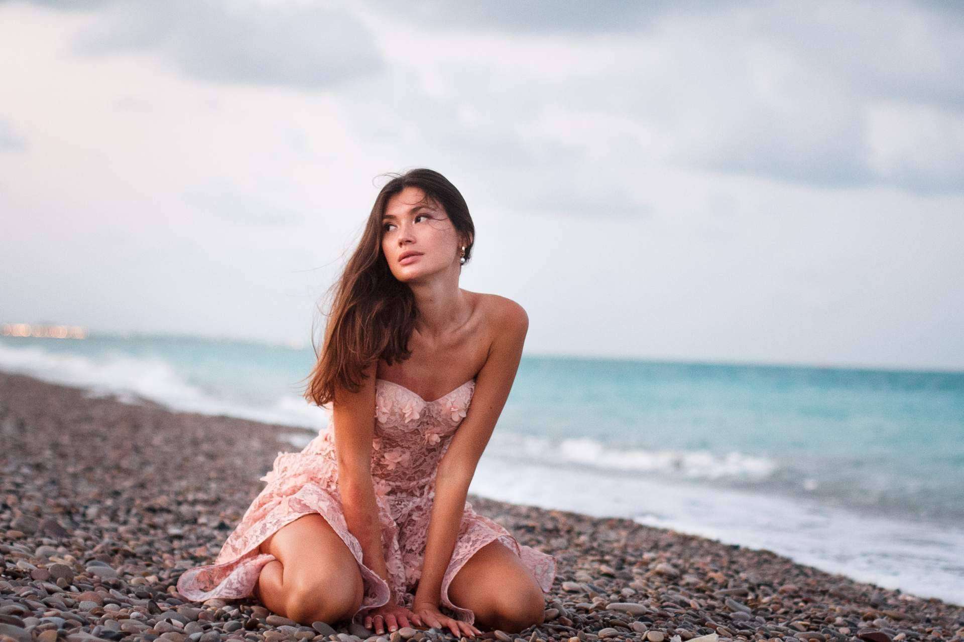 La marca de vestidos Lazita Couture creada por una diseñadora de moda influenciada por los viajes y el amor
