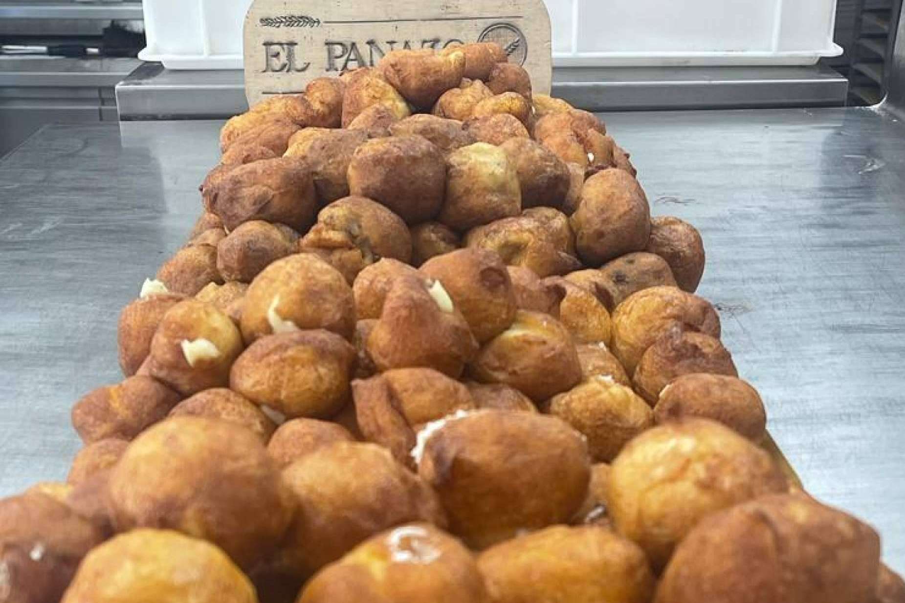 Dulces tradicionales como buñuelos y huesos de santo disponibles en El Panazo