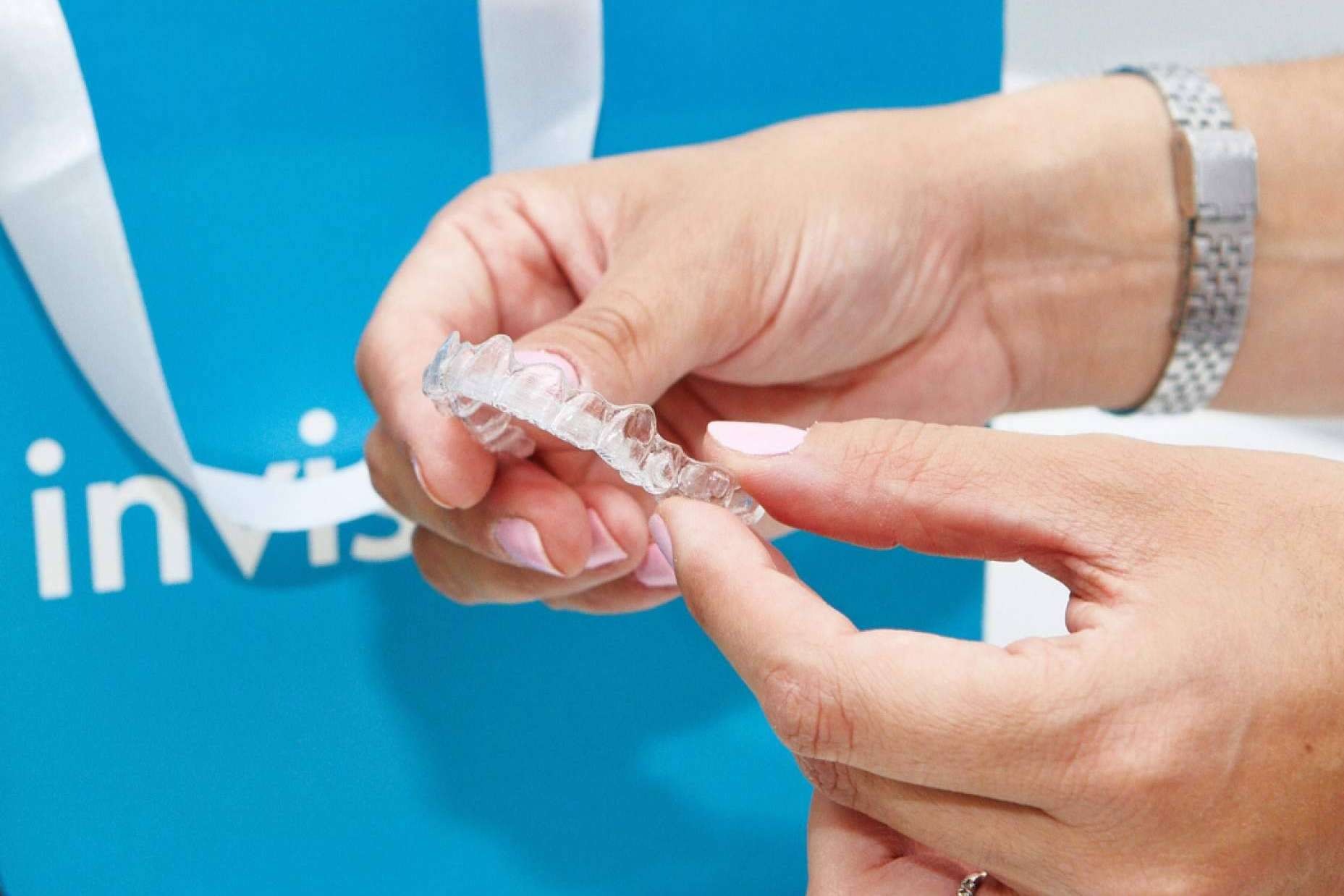 Clínica Dental Ruiz de Gopegui dispone de un precio especial para aquellos pacientes que quieran la ortodoncia invisible Invisalign