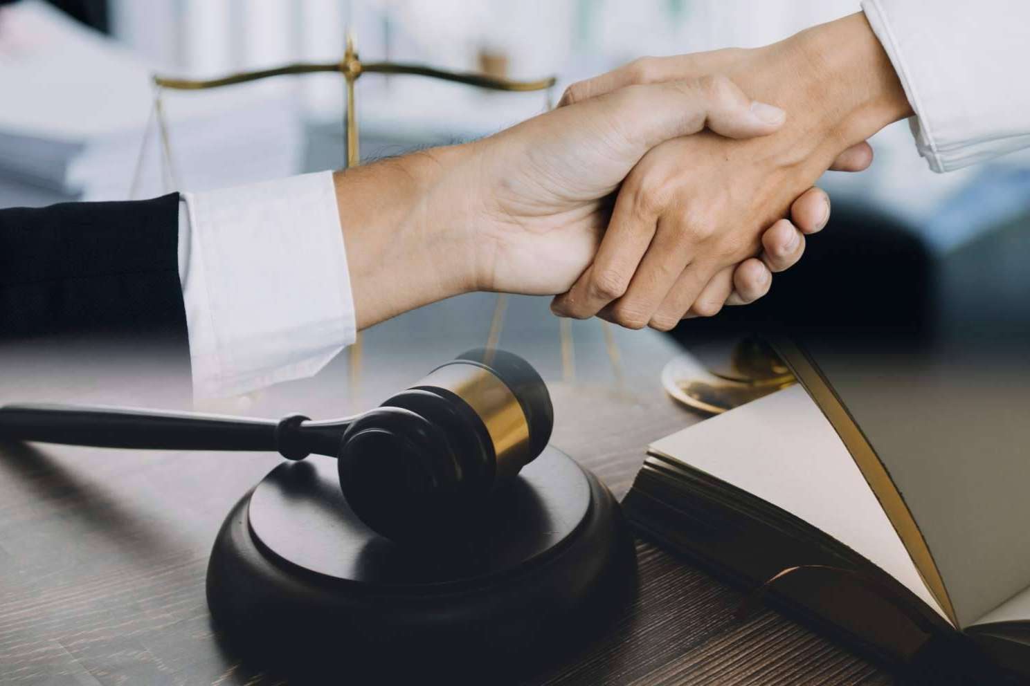Legalcity explica los requisitos y diferentes instrucciones disponibles para adquirir el permiso de arraigo por formación