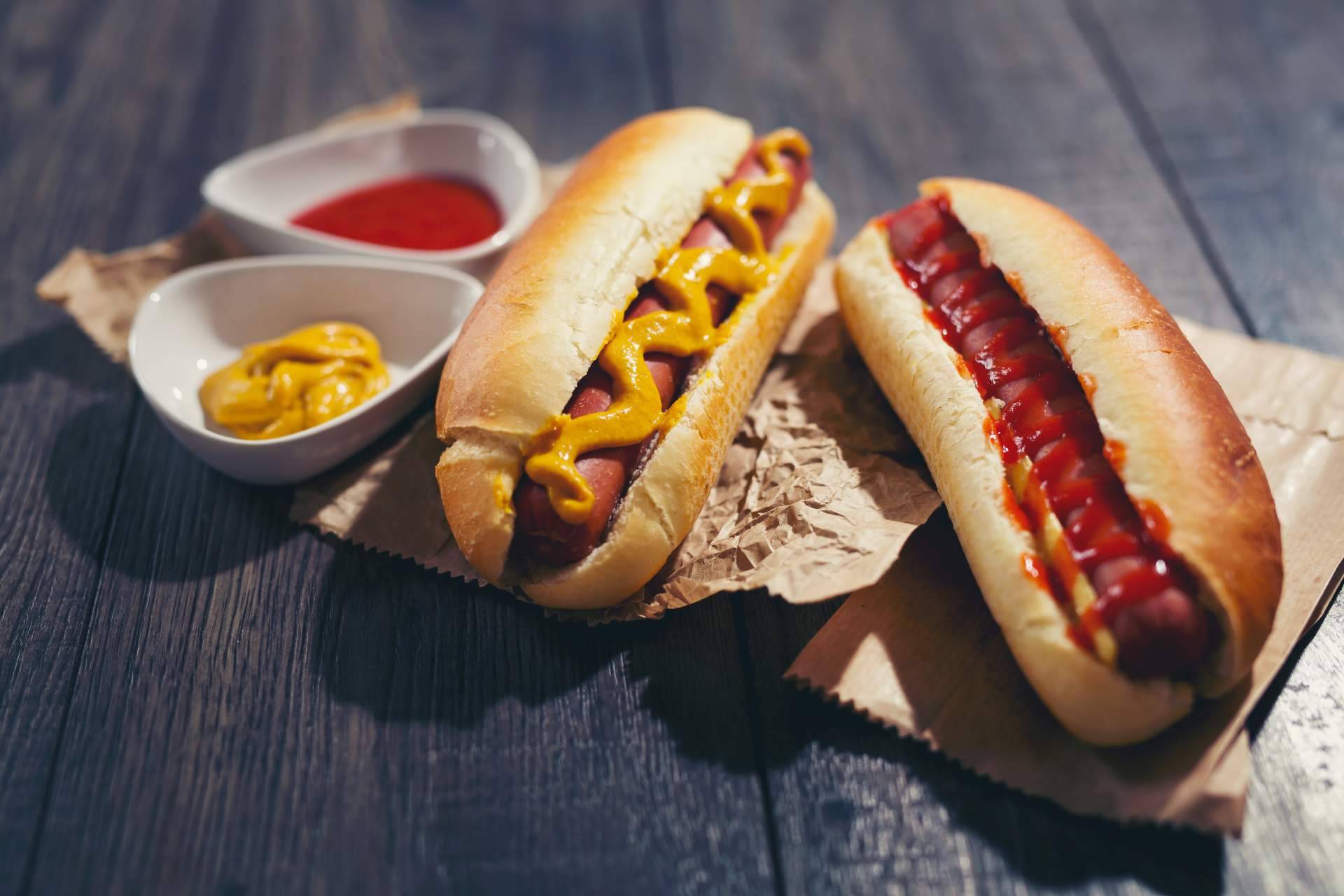 Una franquicia de hot dog, con Llooly