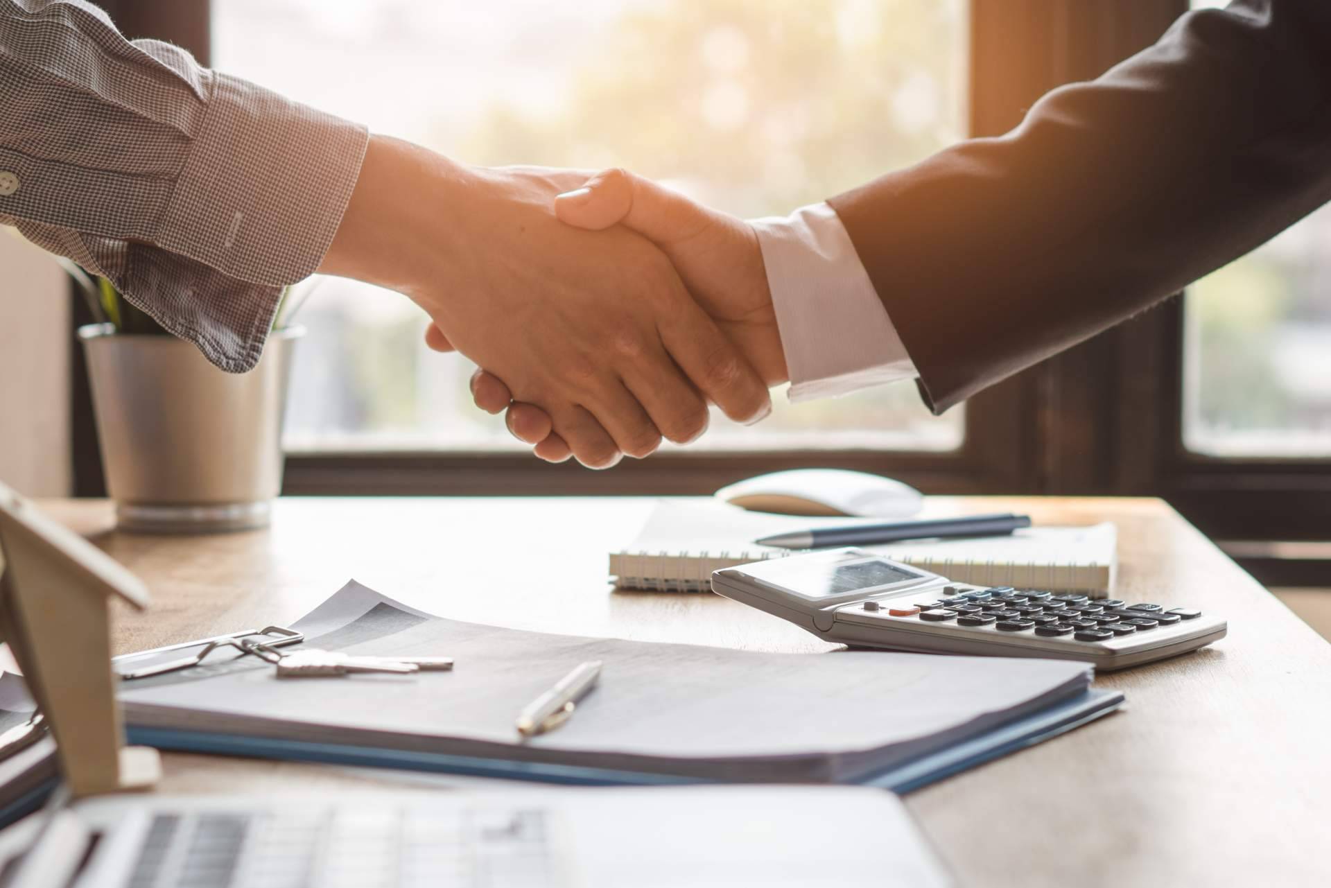 ¿Cuáles son las diferencias entre una condición suspensiva y una condición resolutoria en un contrato?, con Bazán Abogados