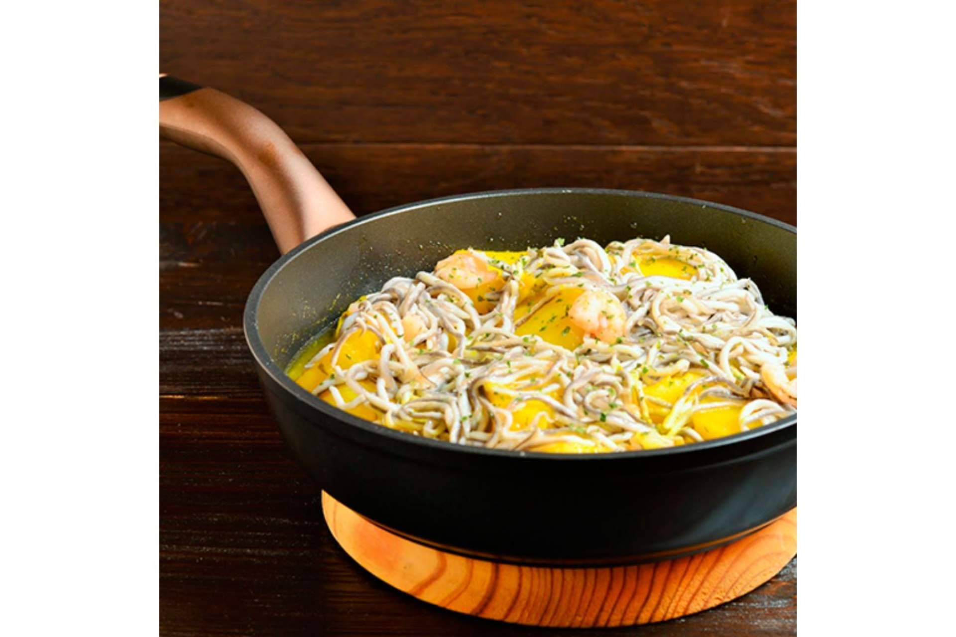Patatas guisadas con gambas y gulas preparadas con el aceite de oliva de Olipaterna