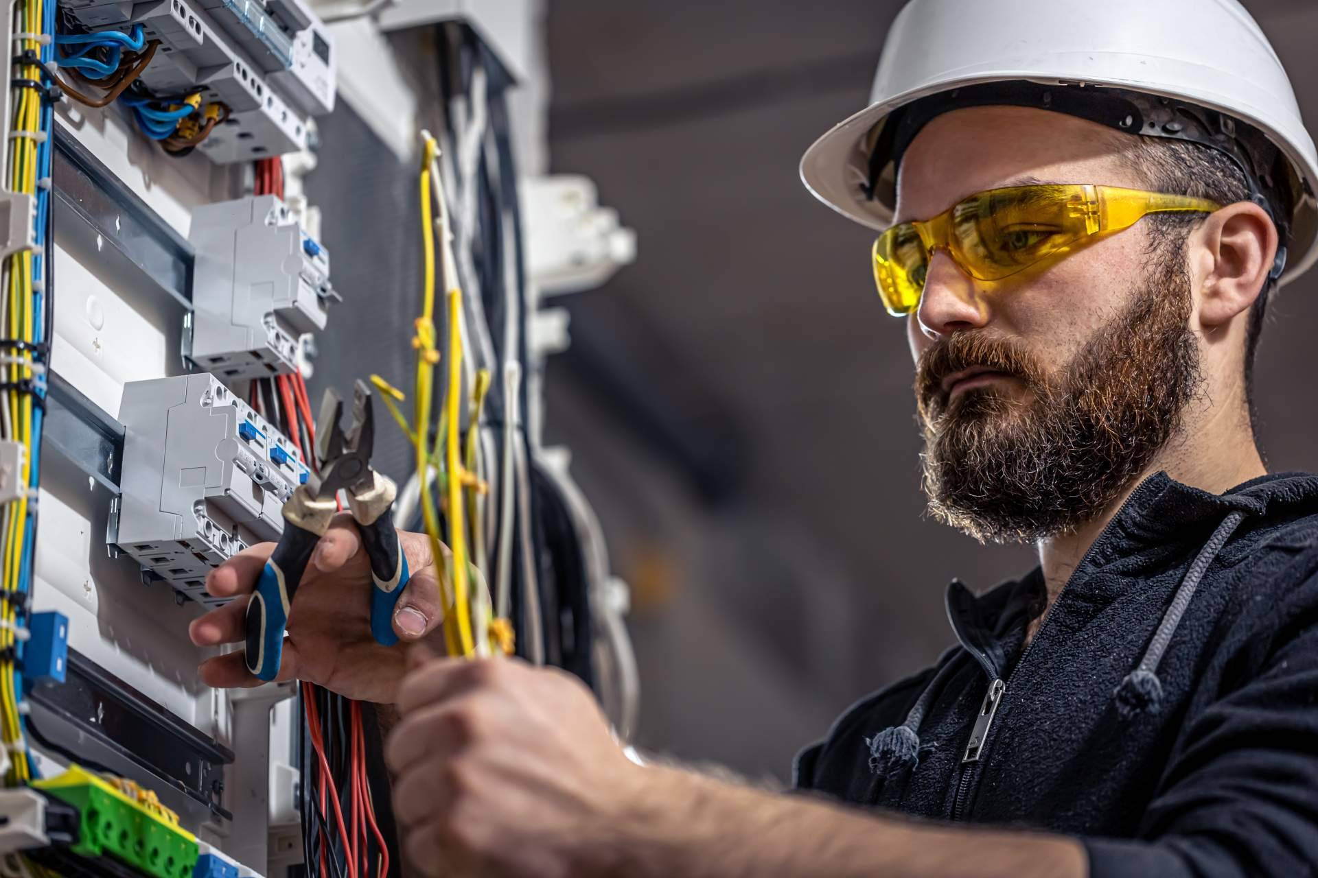 Savelec y sus servicios de electricistas profesionales para urgencias