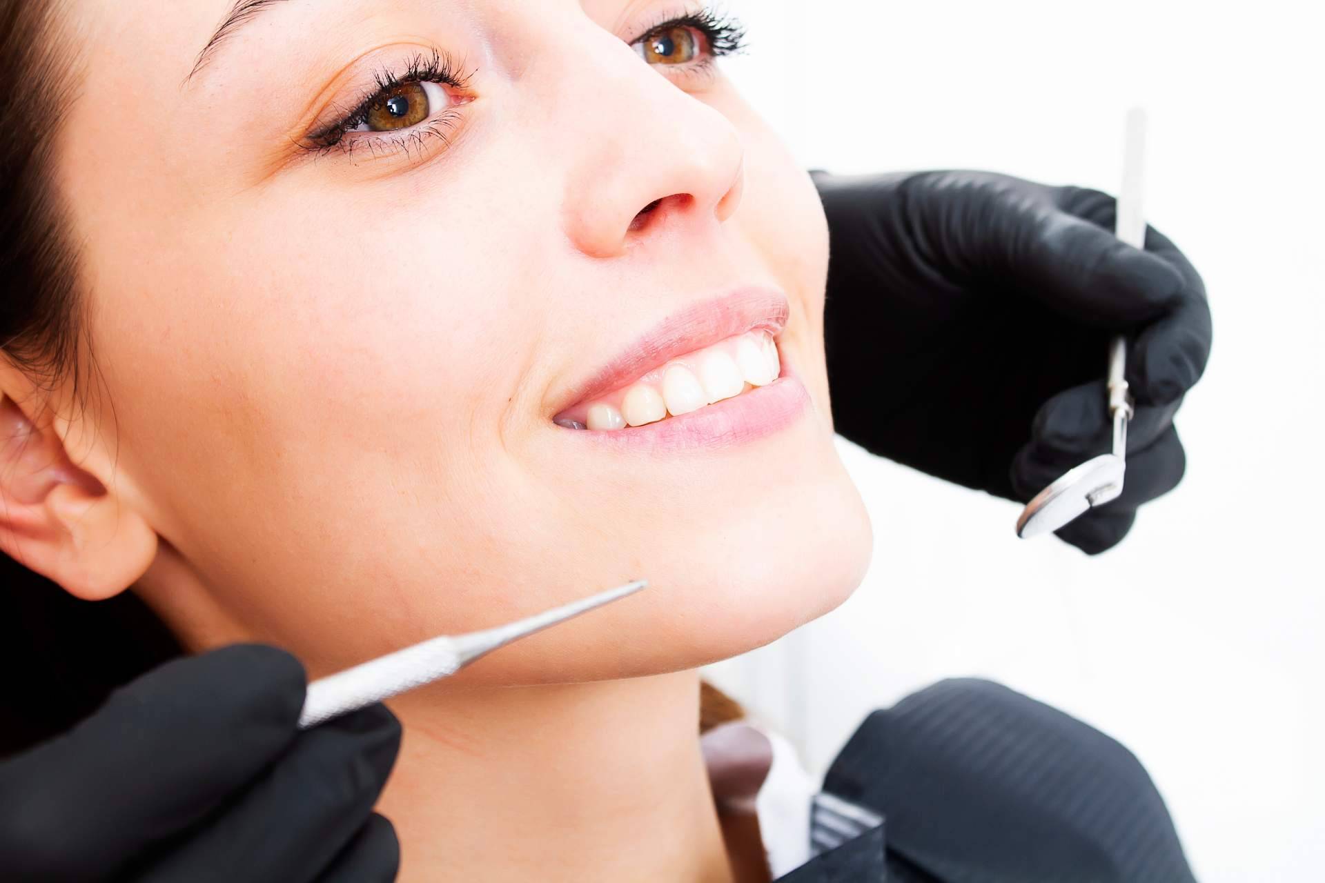 Tratamientos de implantes dentales y ortodoncia invisible en la clínica dental Miarensella